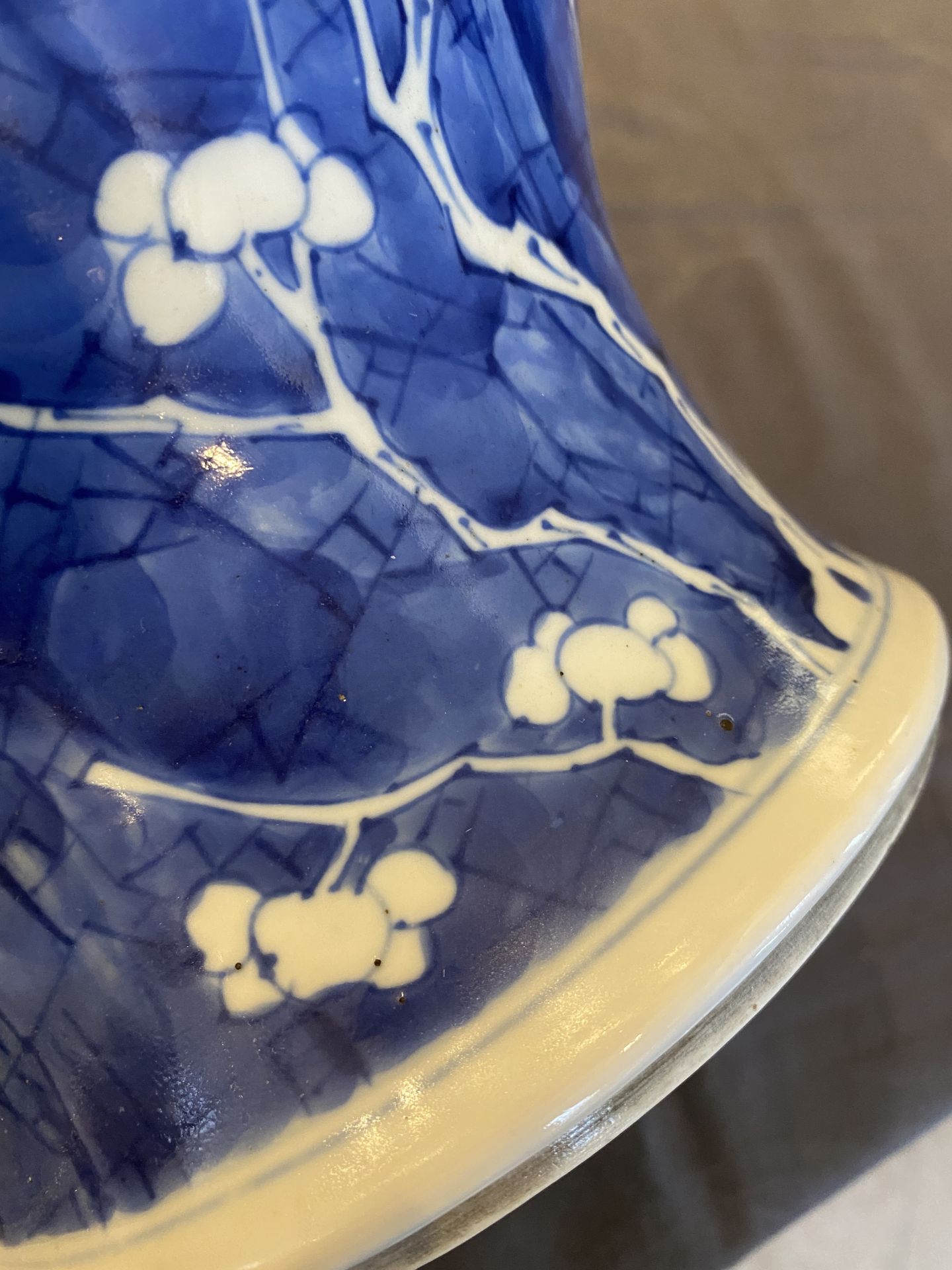 A Chinese blue and white 'prunus on cracked ice' vase and cover, Kangxi - Image 26 of 29