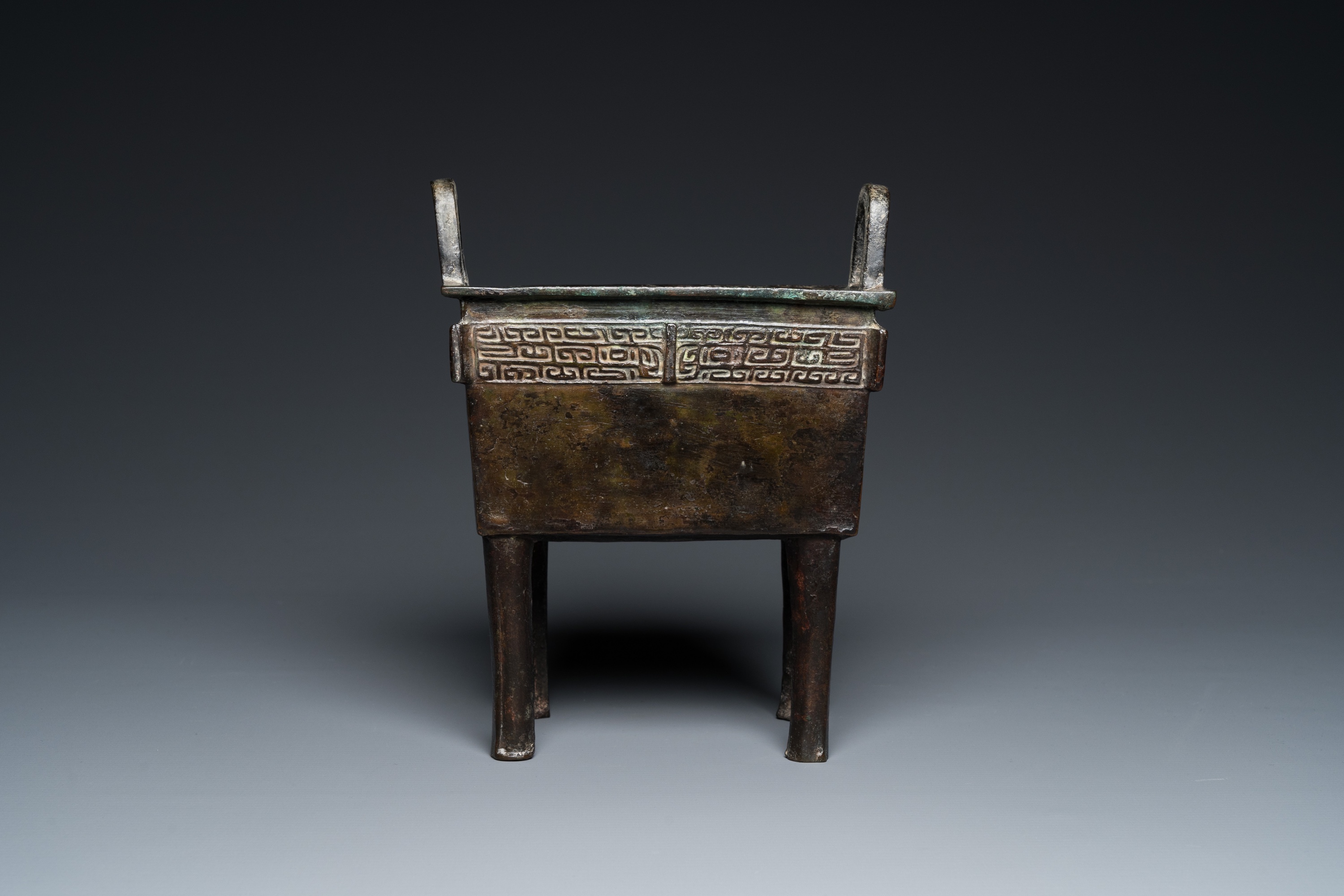 A rare Chinese archaistic bronze 'Fang Ding' ritual food vessel with inscription, Song or earlier - Image 4 of 19