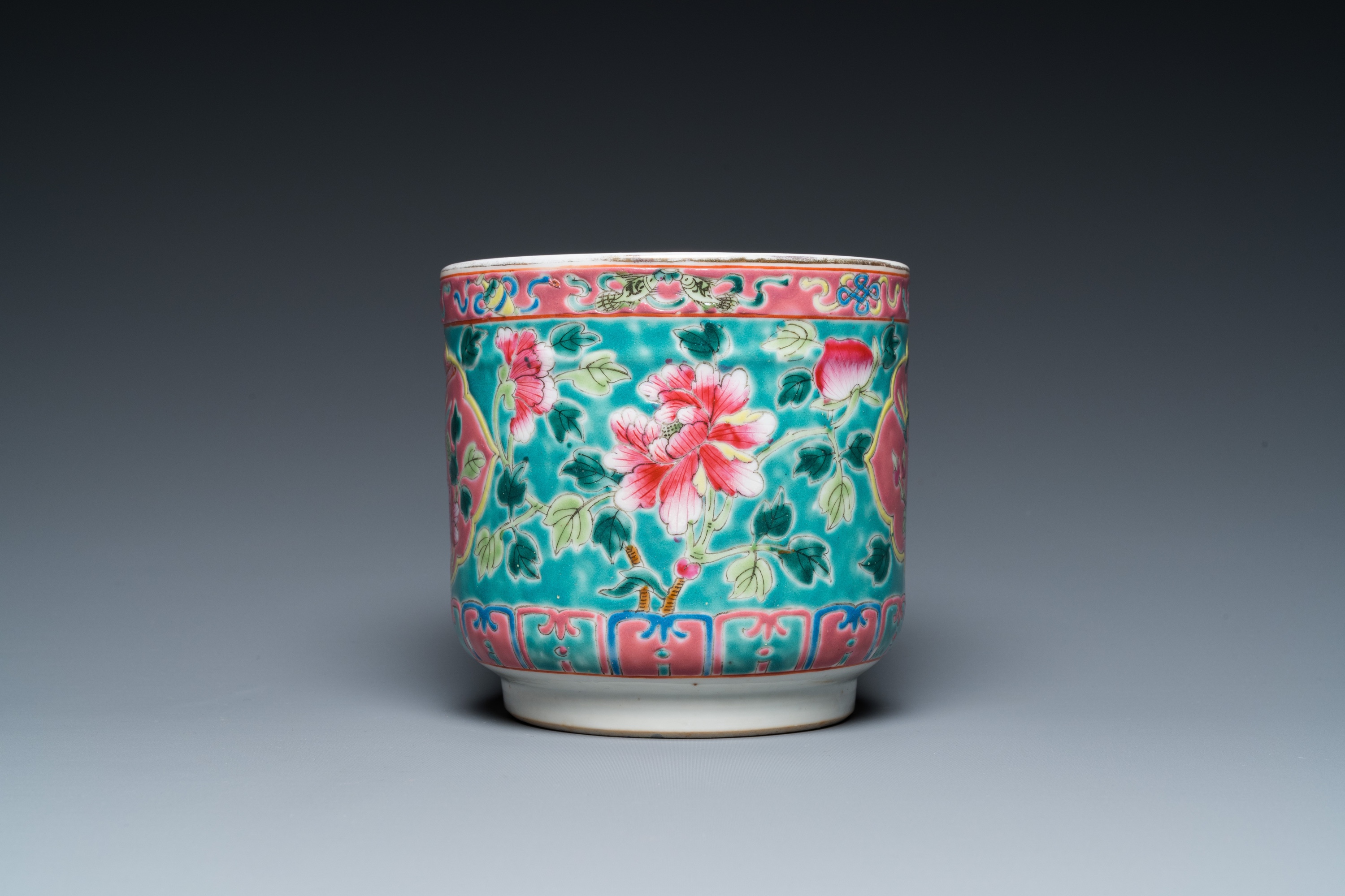 A Chinese famille rose brush pot for the Straits or Peranakan market, 19th C. - Image 3 of 7