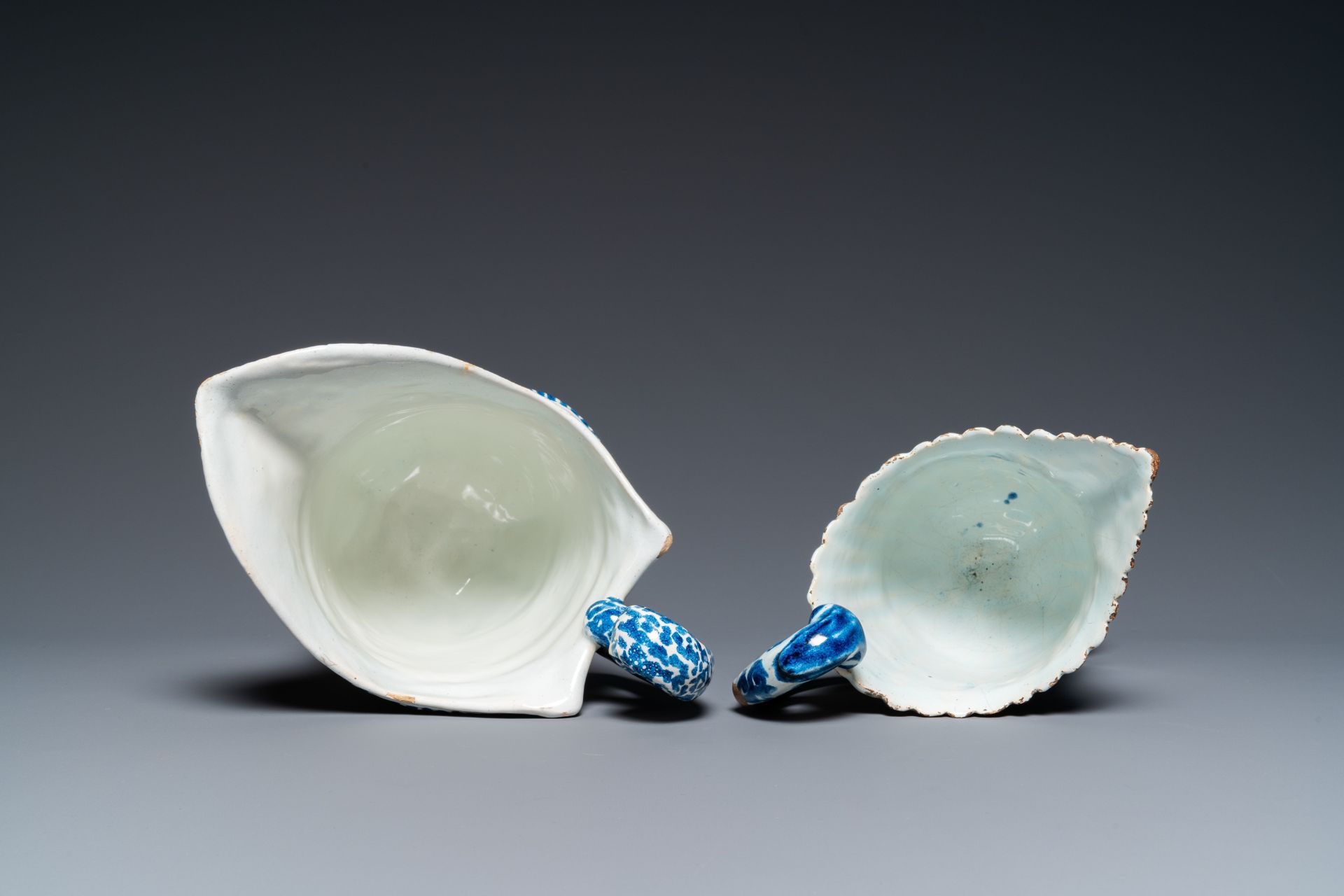 Two blue and white French faience helmet-shaped jugs, Rouen and Nevers, 18th C. - Bild 6 aus 7