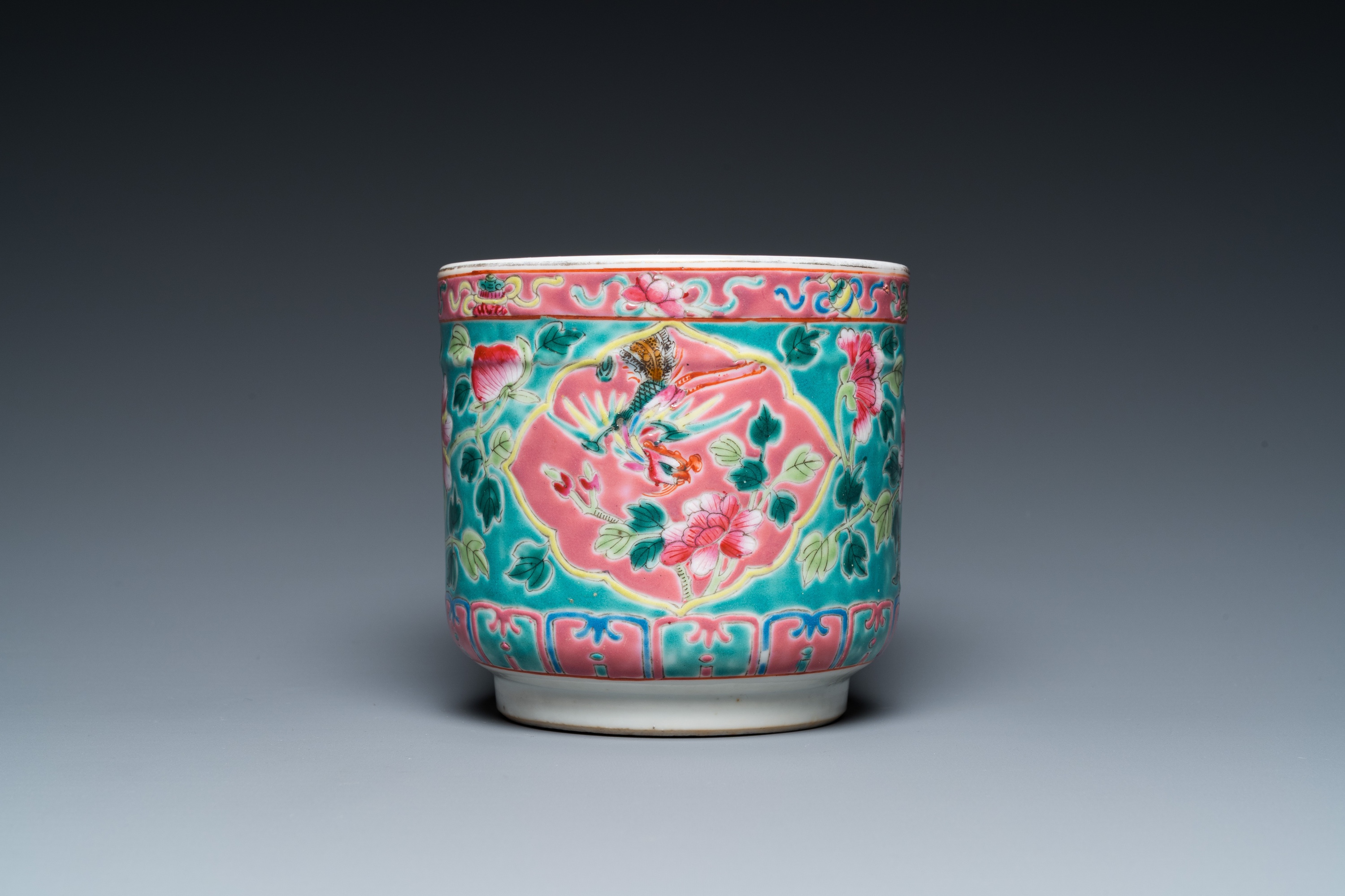 A Chinese famille rose brush pot for the Straits or Peranakan market, 19th C. - Image 4 of 7