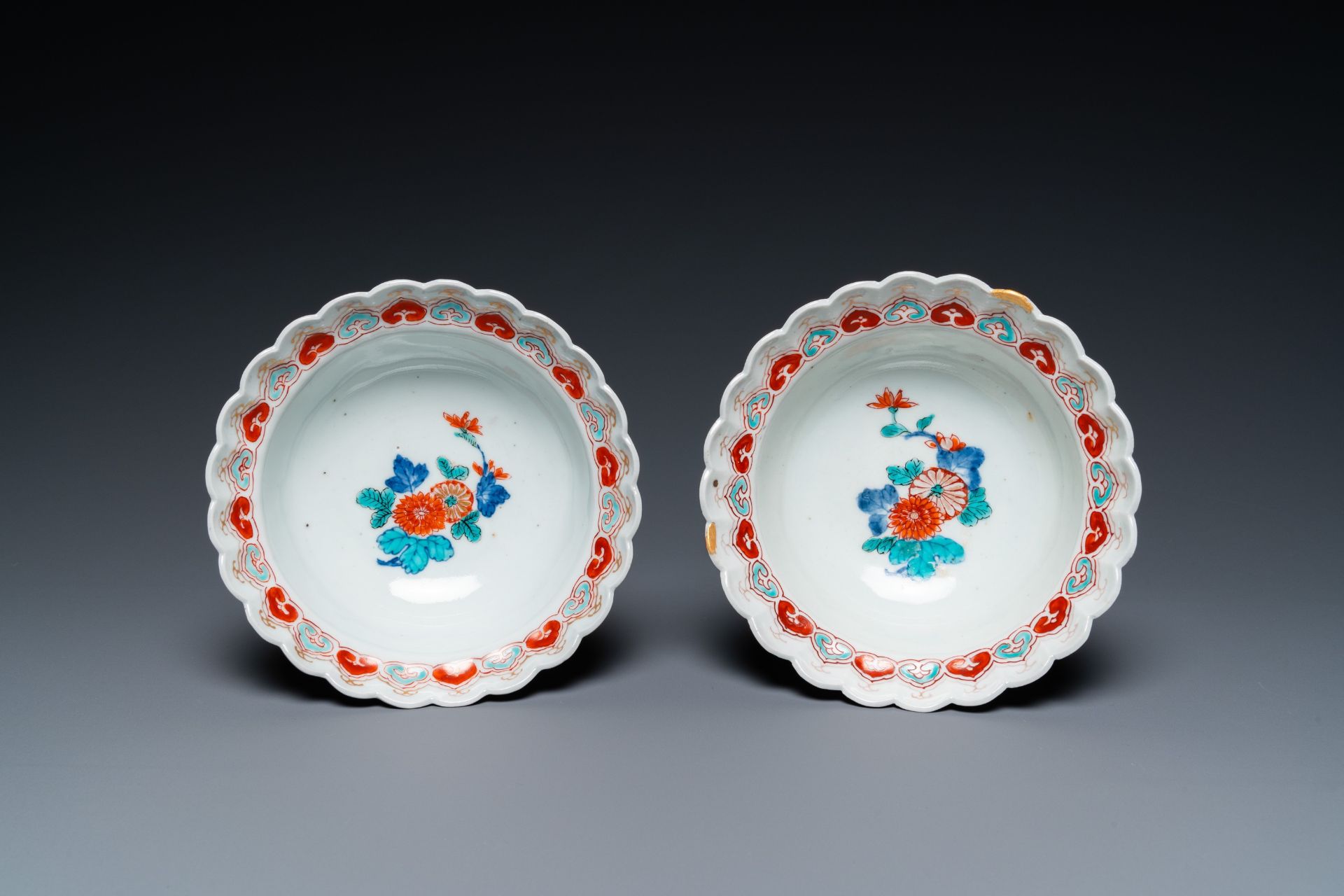A pair of Japanese Kakiemon bowls with floral design, Edo, 17/18th C. - Image 6 of 21