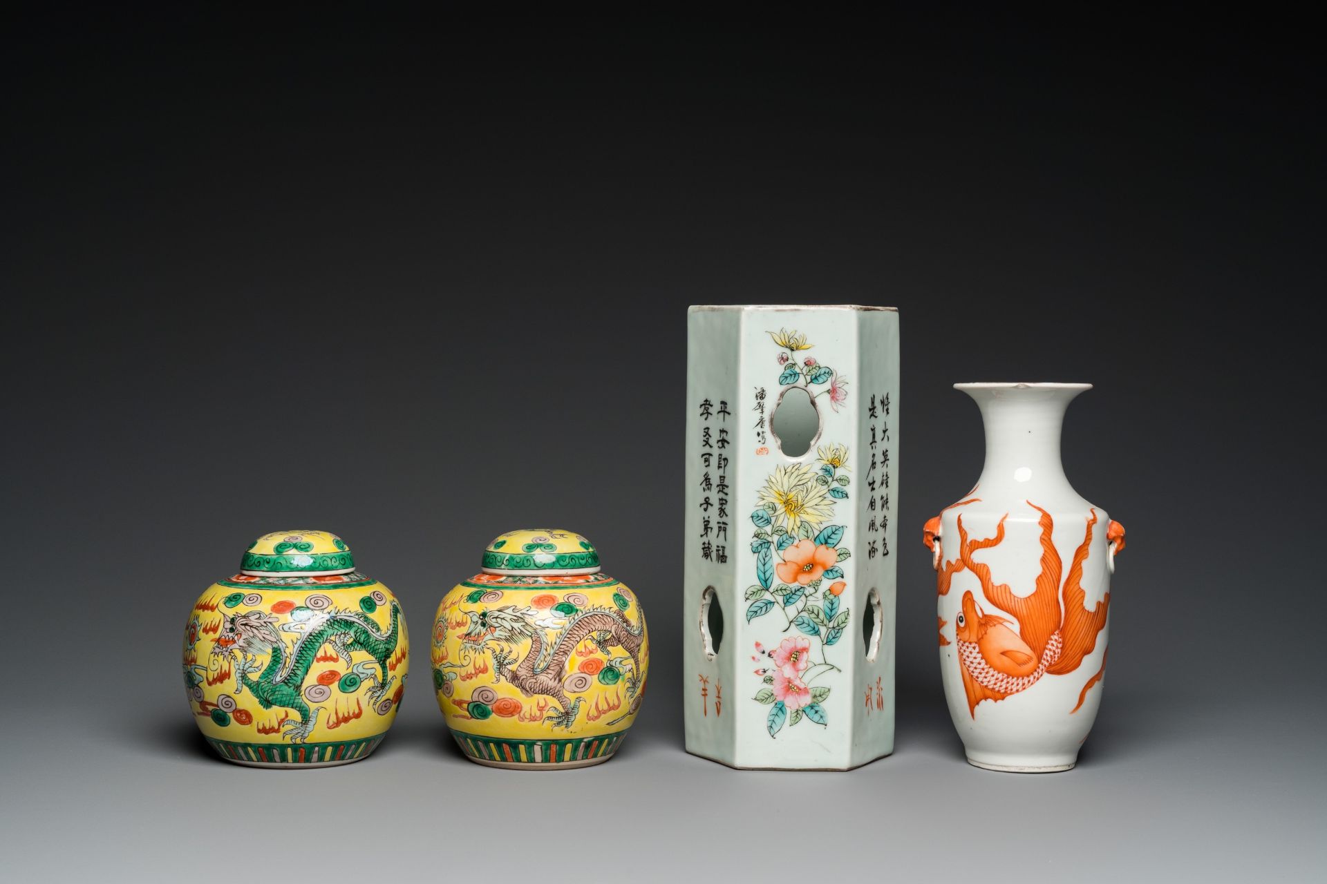 A pair of Chinese 'dragon' jars and covers, a 'goldfish' vase and a qianjiang cai hat stand, 19/20th - Bild 4 aus 7