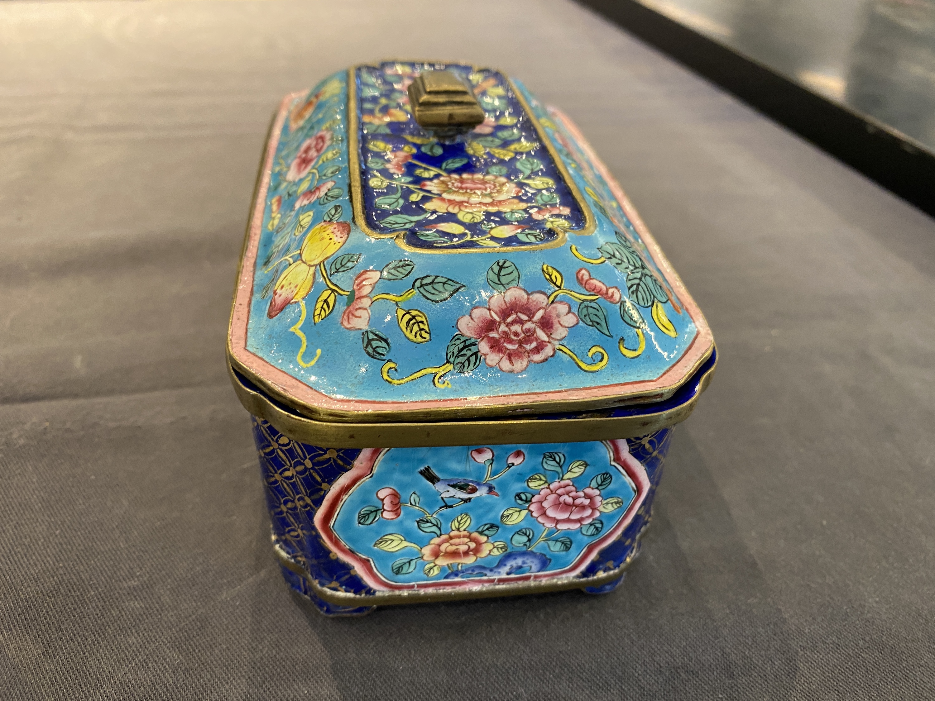 A Chinese Canton enamel covered box and interior tray for the Vietnamese market, 19th C. - Image 10 of 37