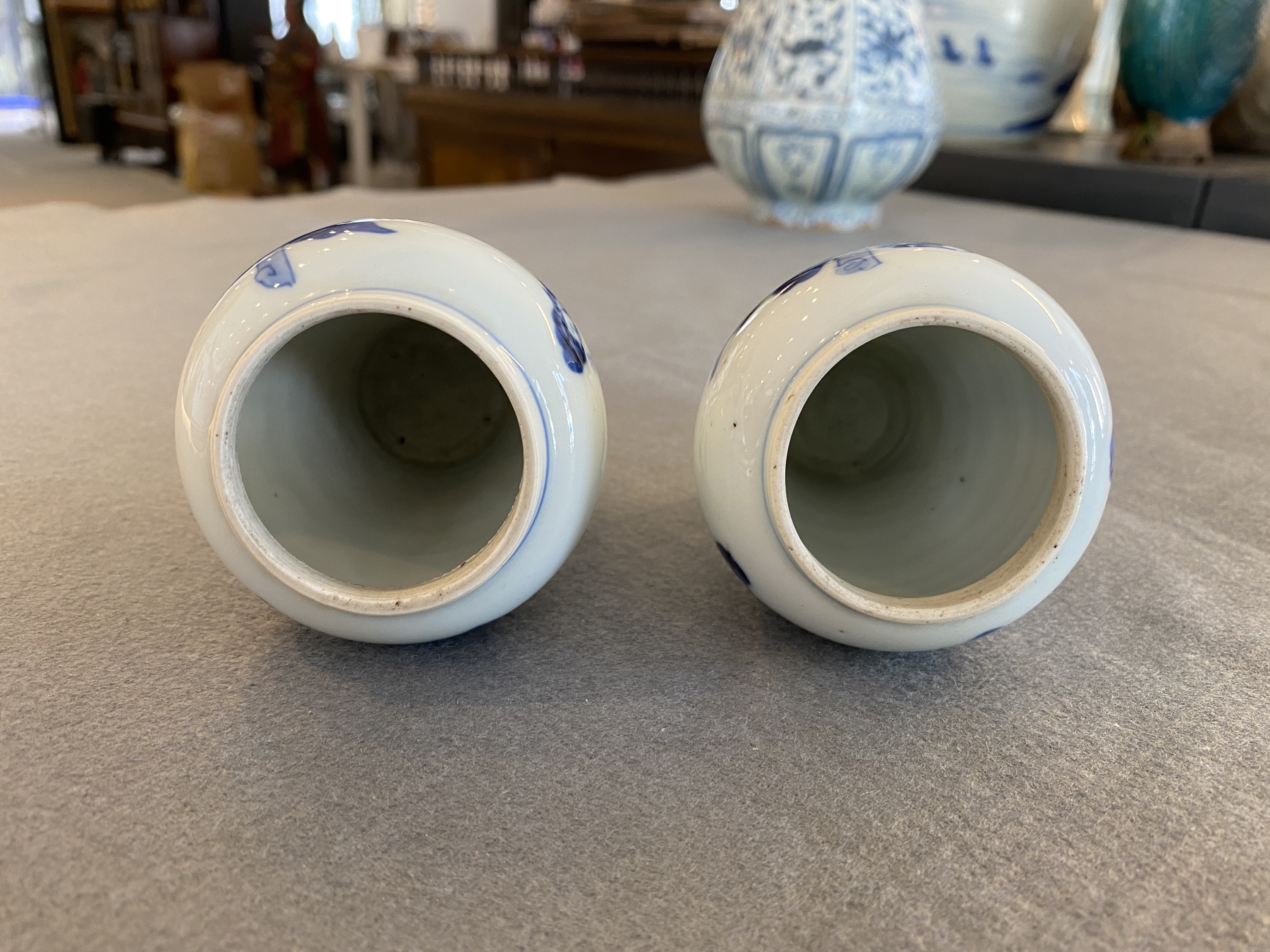 A pair of Chinese blue and white small vases with ladies, Kangxi - Image 10 of 15