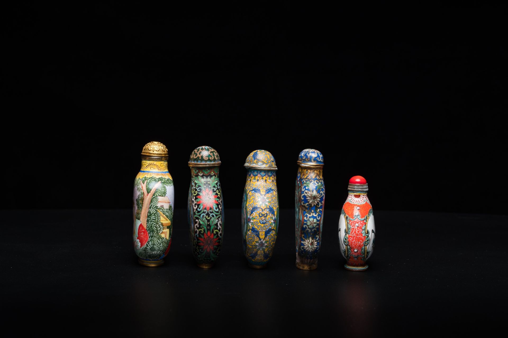 Eleven Chinese Canton enamel, cloisonnŽ, silver and other metal snuff bottles, 19/20th C. - Image 4 of 13