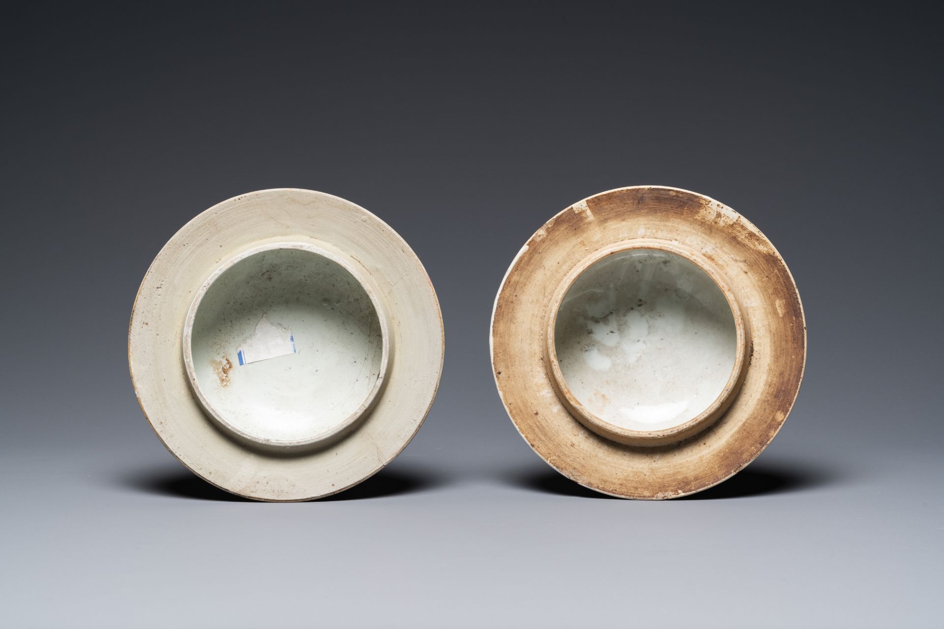 A pair of Chinese famille rose 'antiquities' vases and covers, 19th C. - Bild 8 aus 8