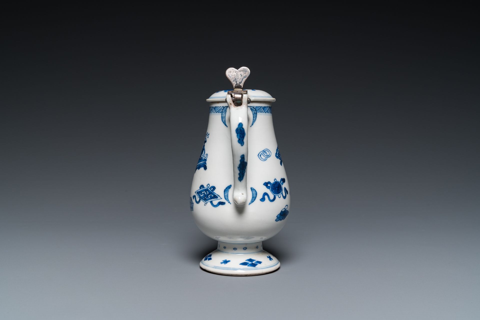 A Chinese silver-mounted blue and white mustard jar and cover, Kangxi - Bild 5 aus 8