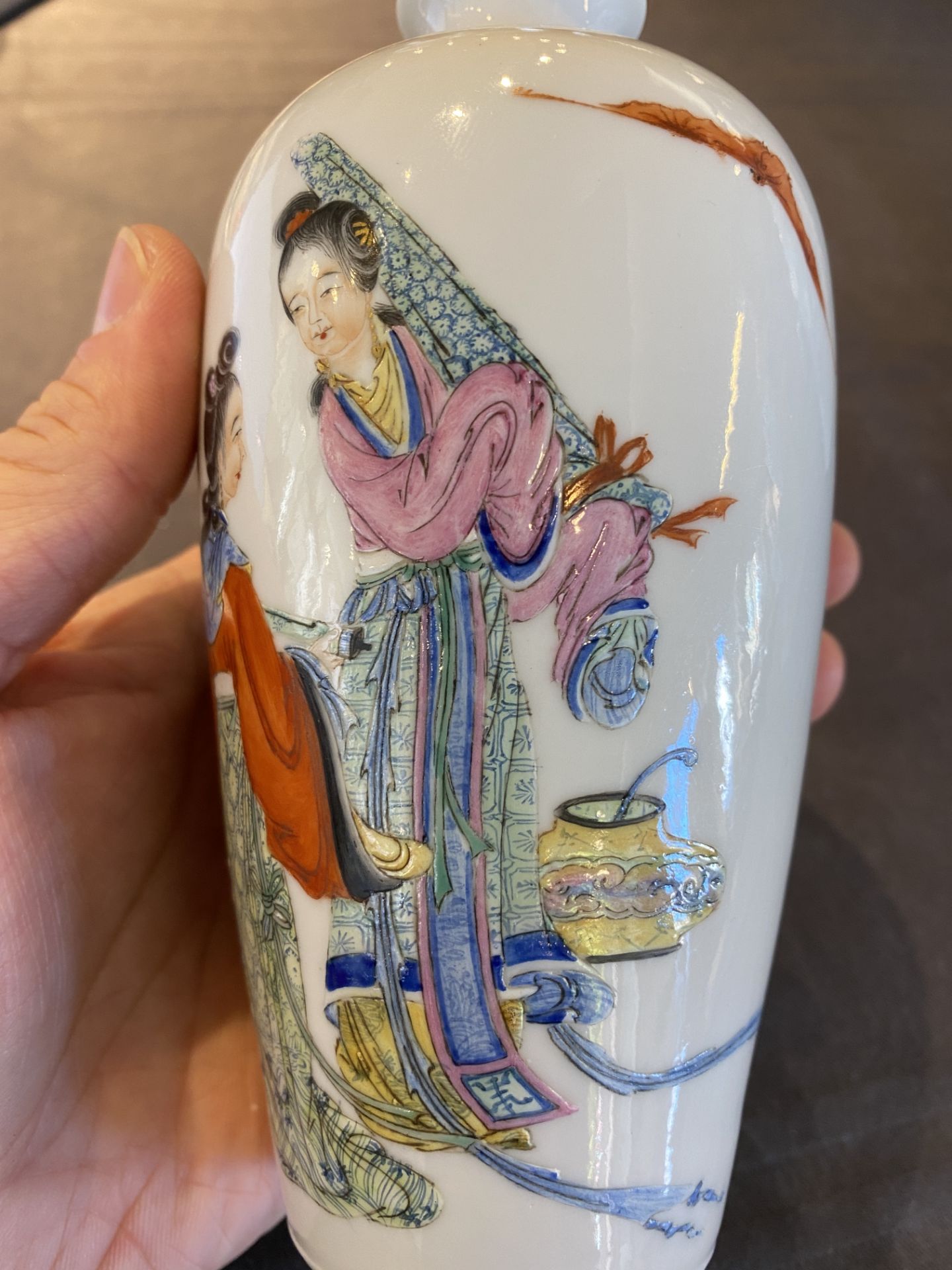 Two Chinese famille rose ÔladiesÕ vases, one with Qianlong mark, 20th C. - Bild 14 aus 23