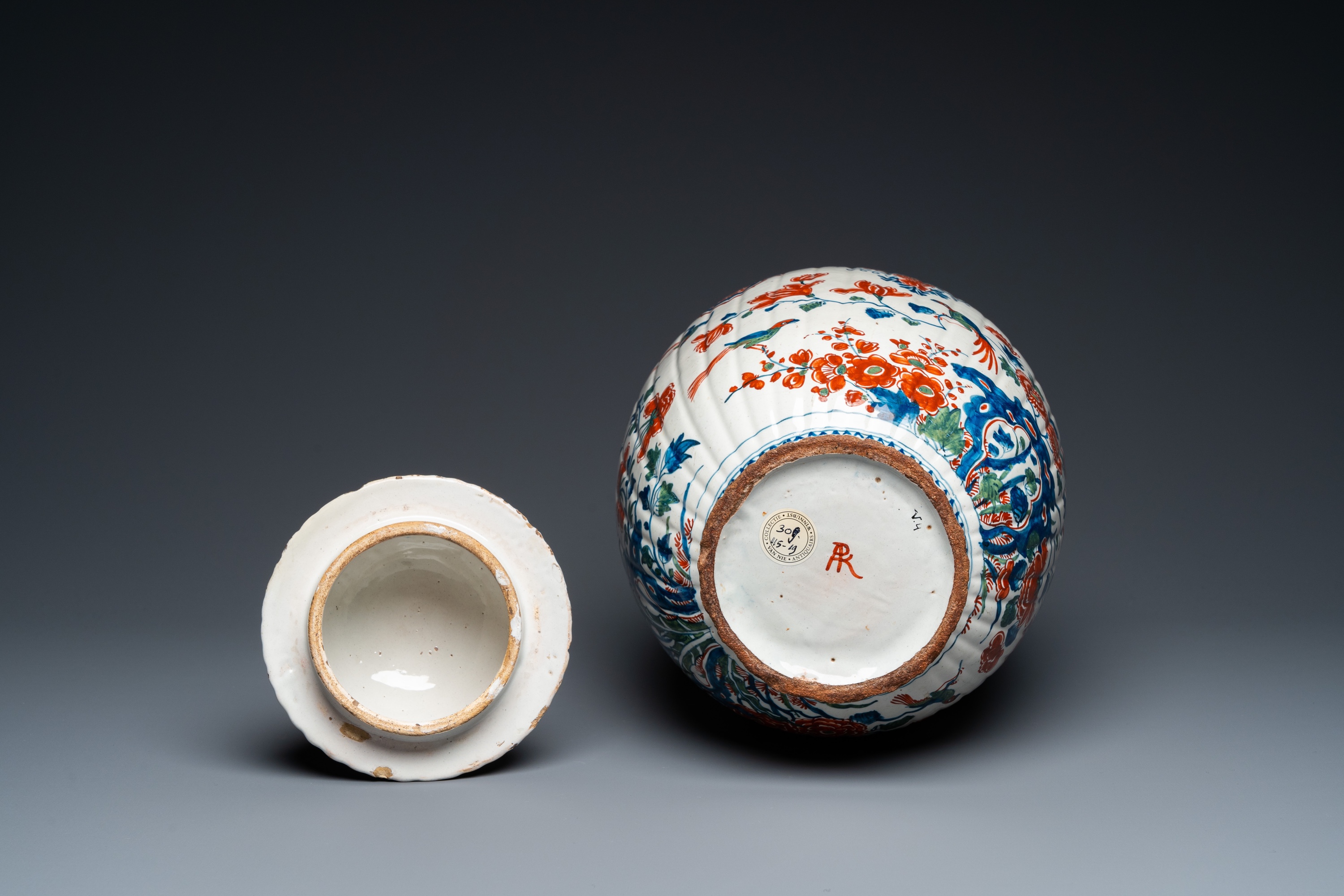 A ribbed Dutch Delft cashmere palette vase and cover, 1st quarter 18th C. - Image 6 of 6