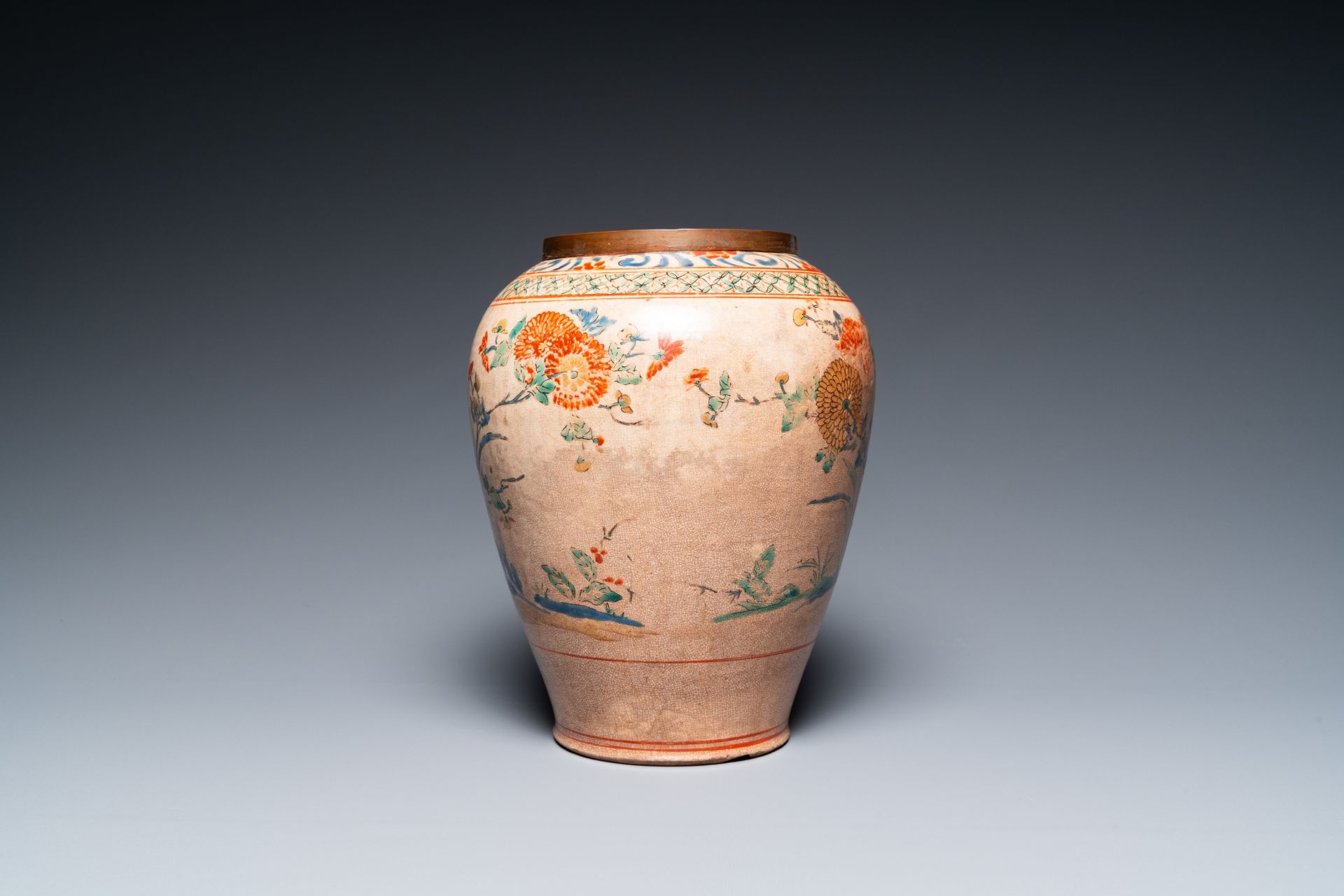 A Japanese Hizen Kakiemon-style vase with copper rim, Edo, 18th C. - Image 4 of 16