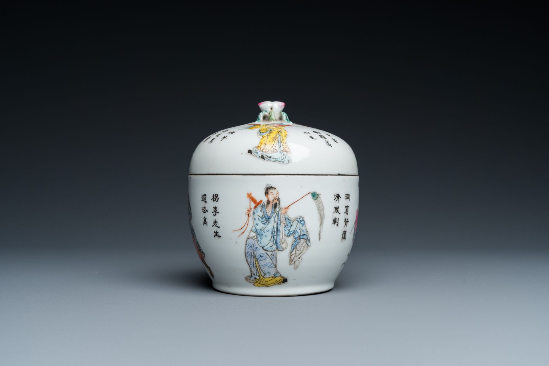 A Chinese famille rose 'Wu Shuang Pu' bowl and cover, Qianlong mark, Republic - Bild 4 aus 18
