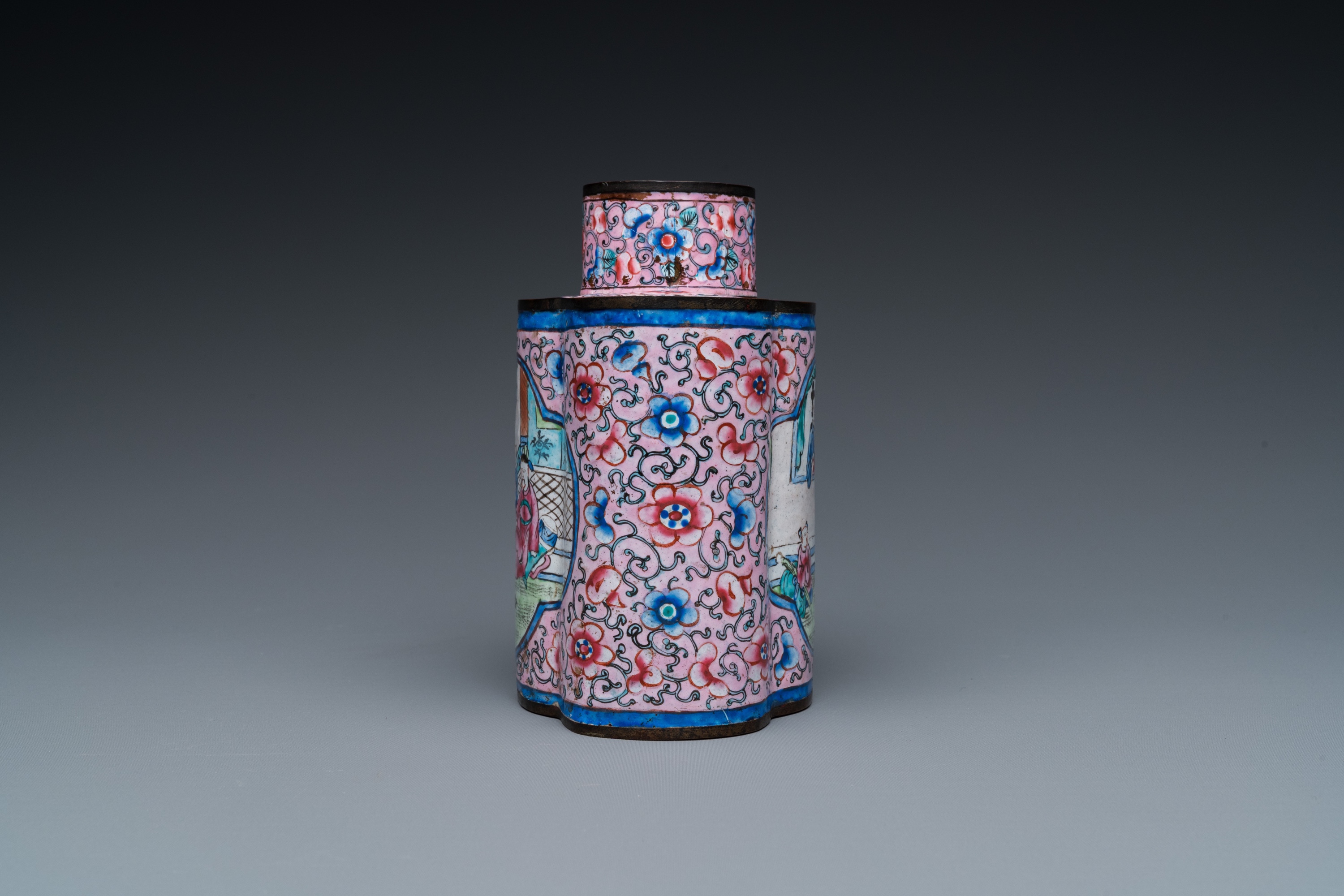 A Chinese Canton enamel tea caddy and four small dishes, 19th C. - Image 6 of 12