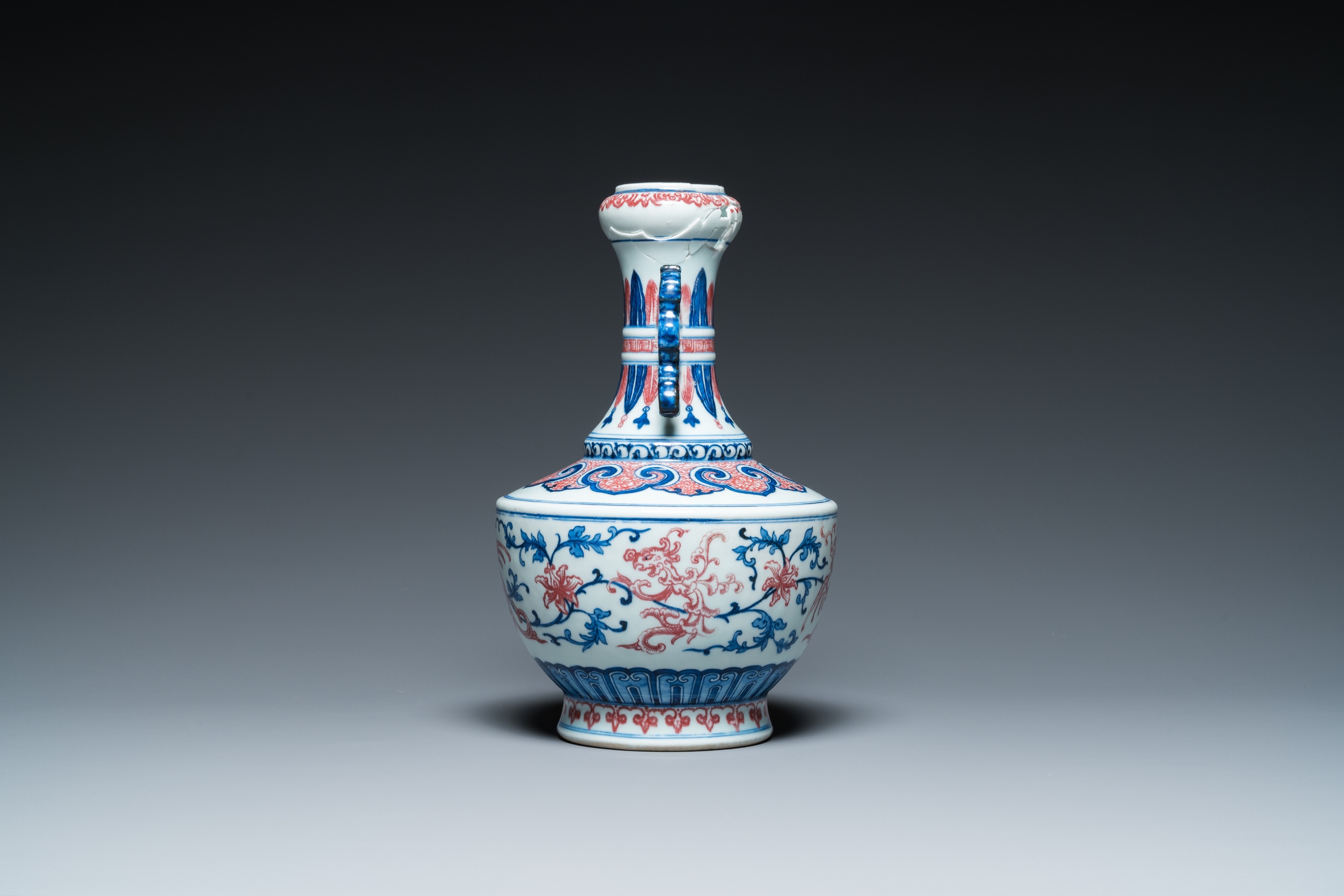 A Chinese blue, white and copper-red 'phoenix' vase, 19/20th C. - Image 4 of 6