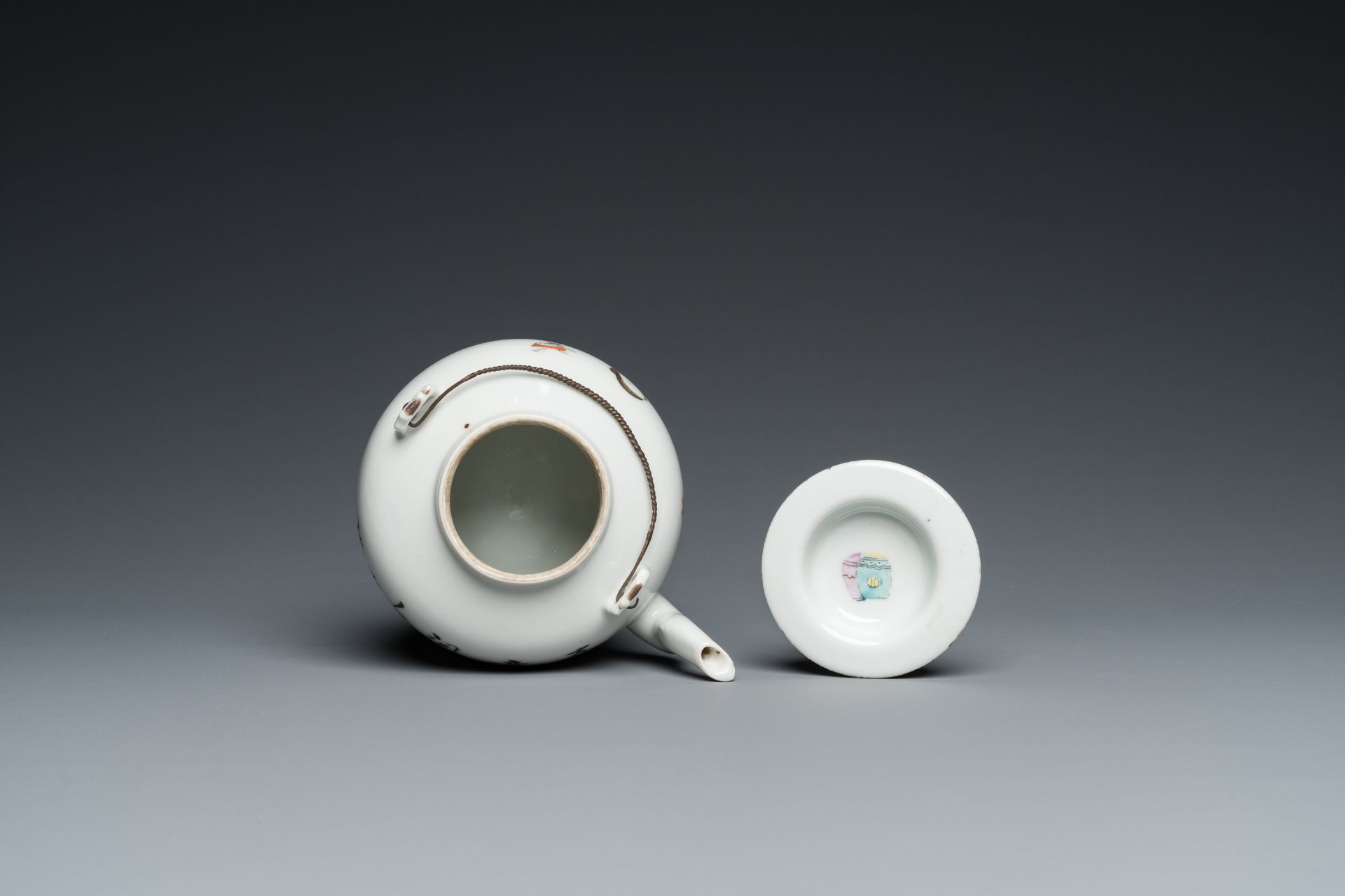A Chinese famille rose plaque and a qianjiang cai teapot, 19/20th C. - Image 8 of 9
