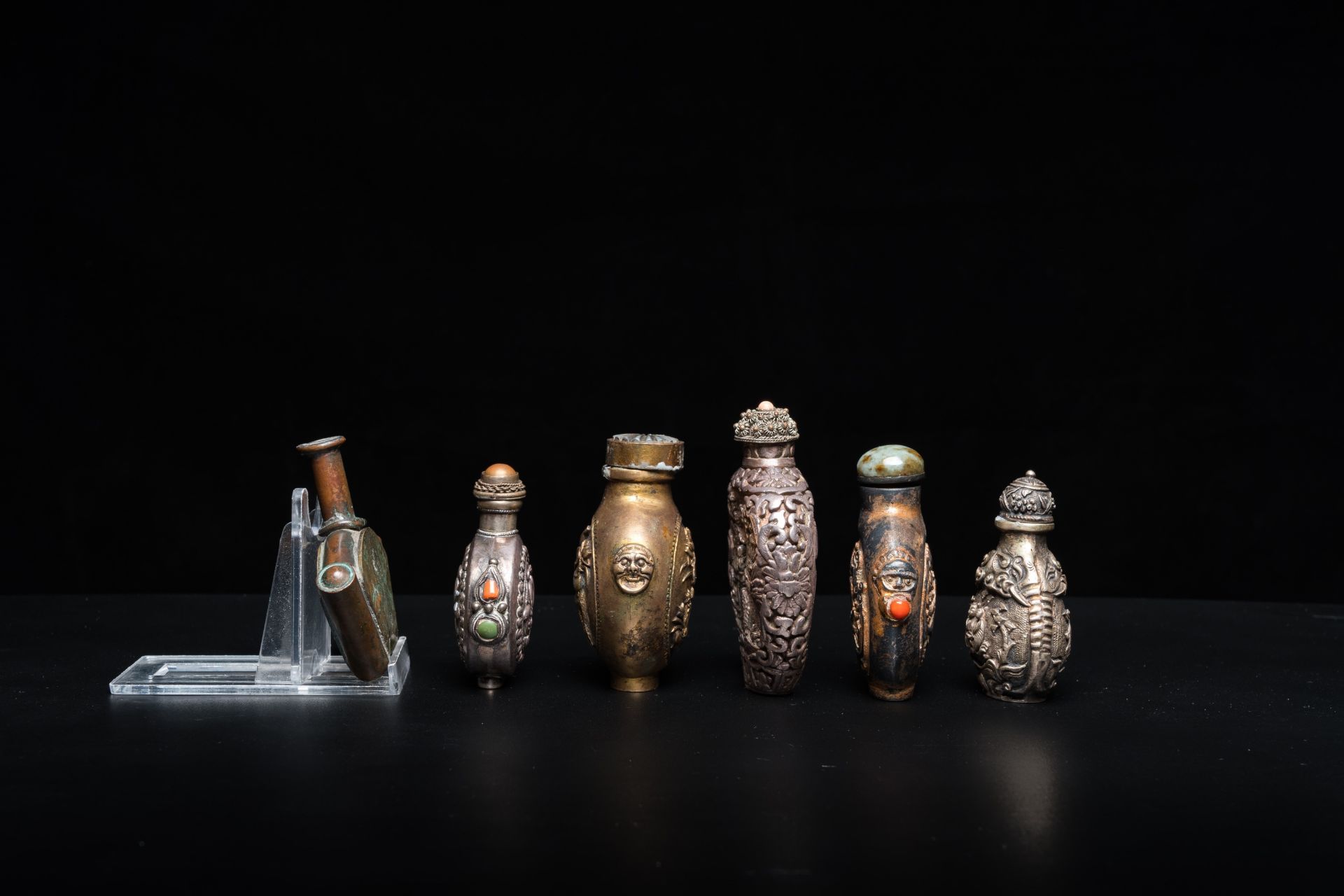 Eleven Chinese Canton enamel, cloisonnŽ, silver and other metal snuff bottles, 19/20th C. - Image 10 of 13