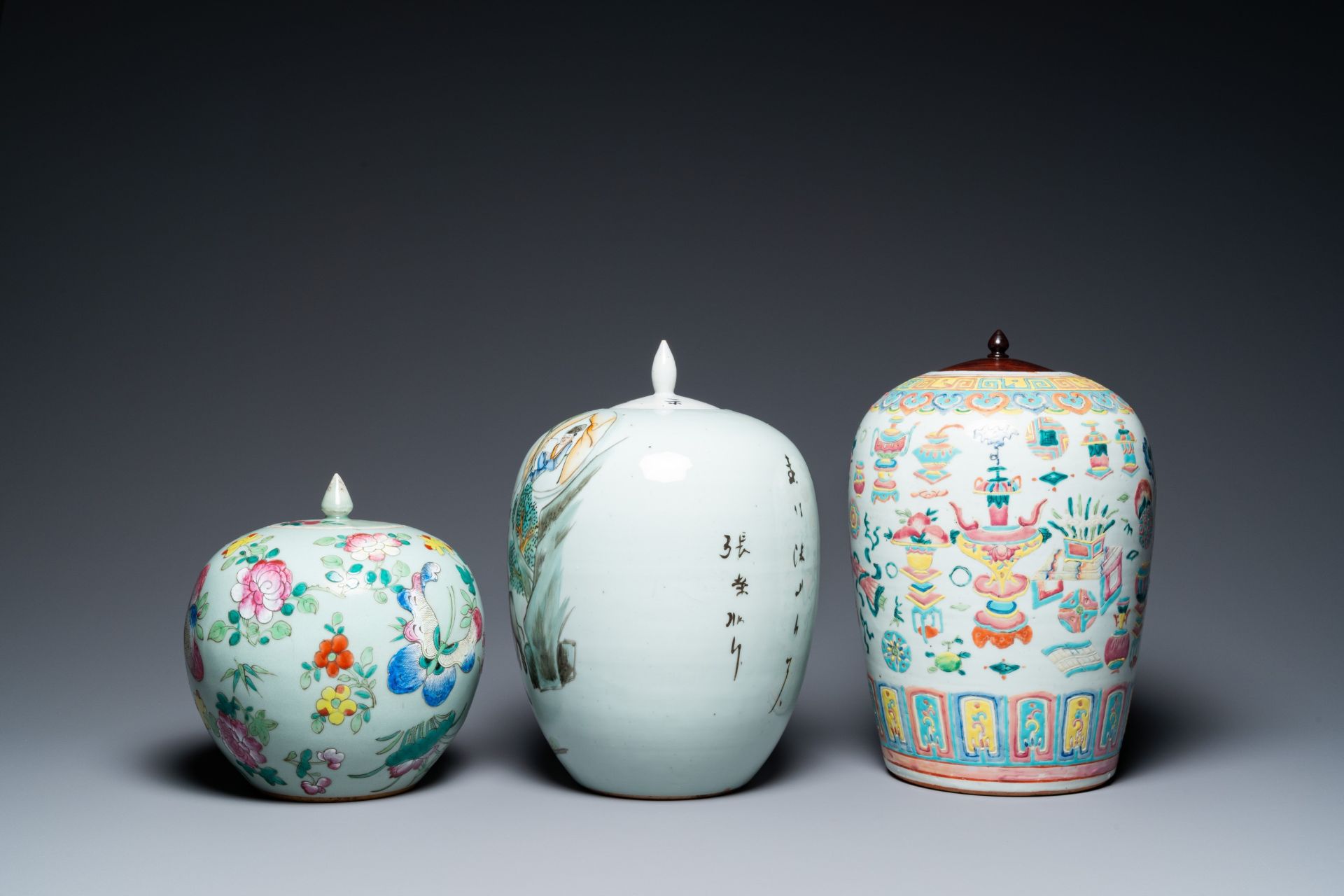 Three Chinese famille rose vases, two famille verte vases and a dish, 19/20th C. - Bild 7 aus 57