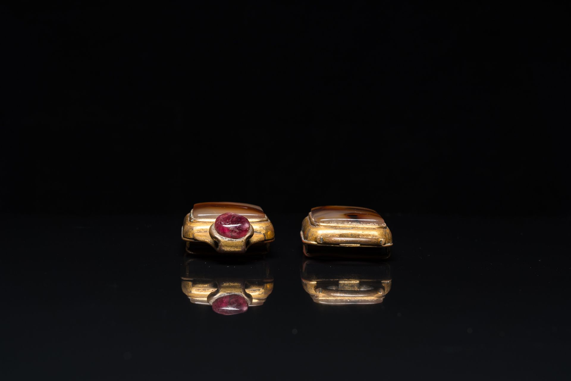 A Chinese agate-mounted gilt bronze belt buckle, late Ming/early Qing - Image 8 of 17