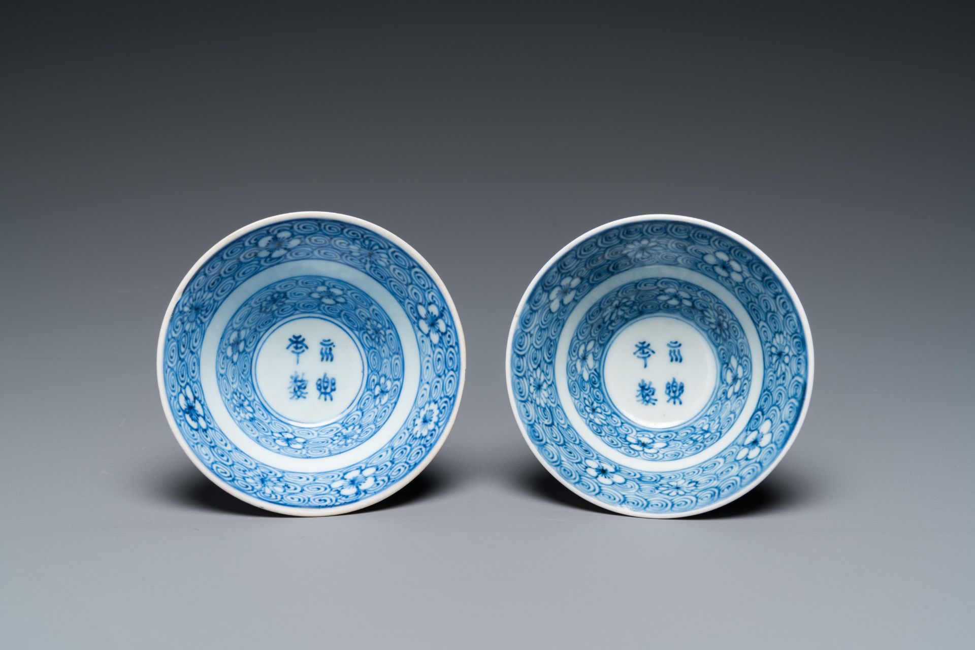 A pair of Chinese blue and white bowls, 18/19th C. - Image 6 of 7