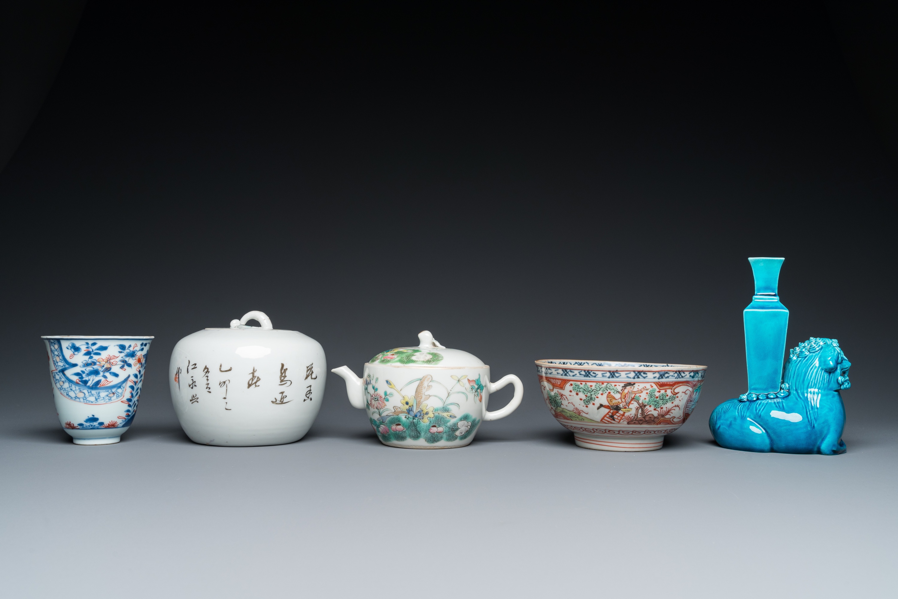 A varied collection of Chinese famille rose and monochrome wares, 18/20th C. - Image 11 of 15