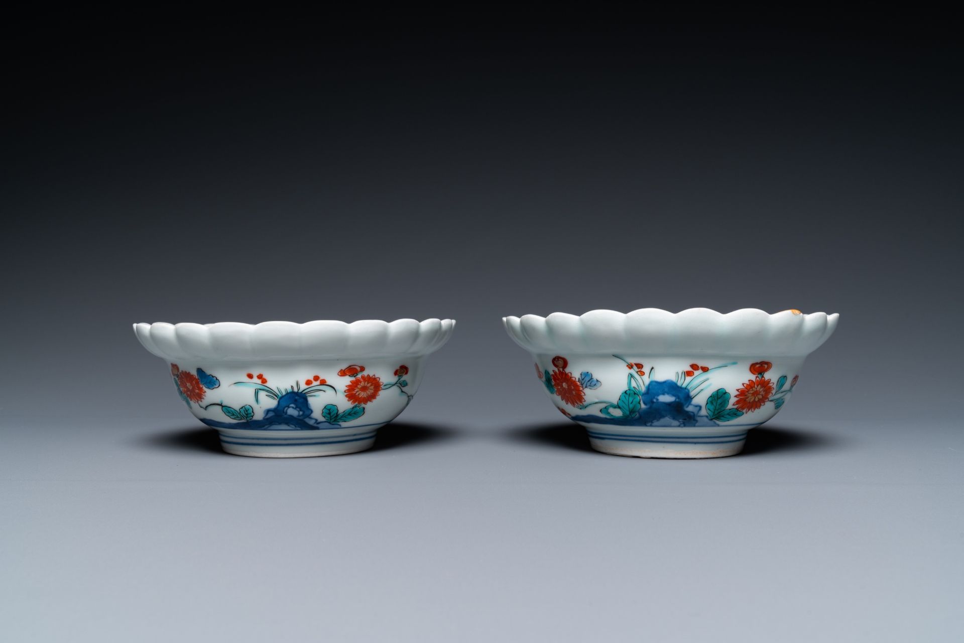 A pair of Japanese Kakiemon bowls with floral design, Edo, 17/18th C. - Image 2 of 21