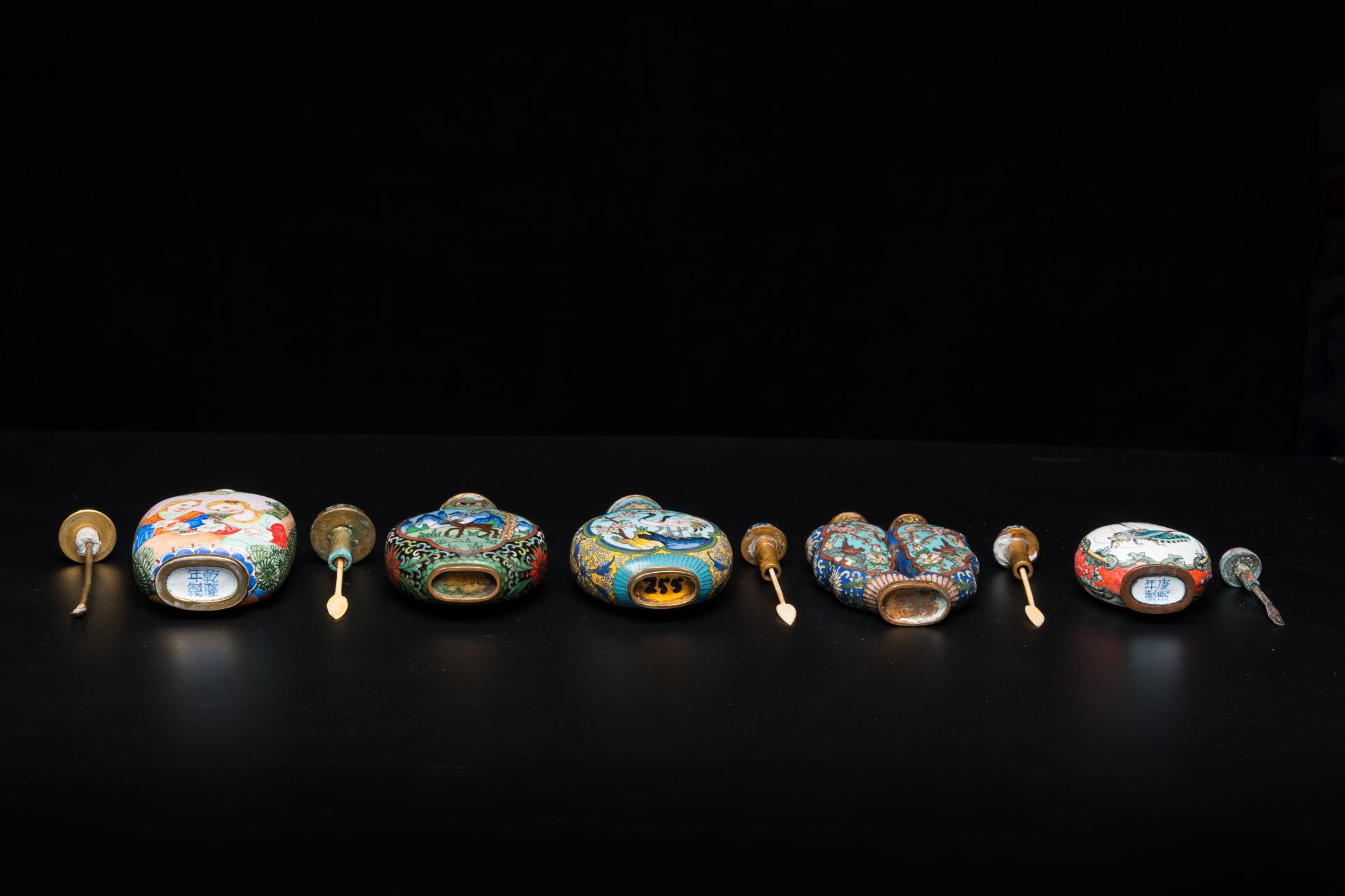 Eleven Chinese Canton enamel, cloisonnŽ, silver and other metal snuff bottles, 19/20th C. - Image 7 of 13