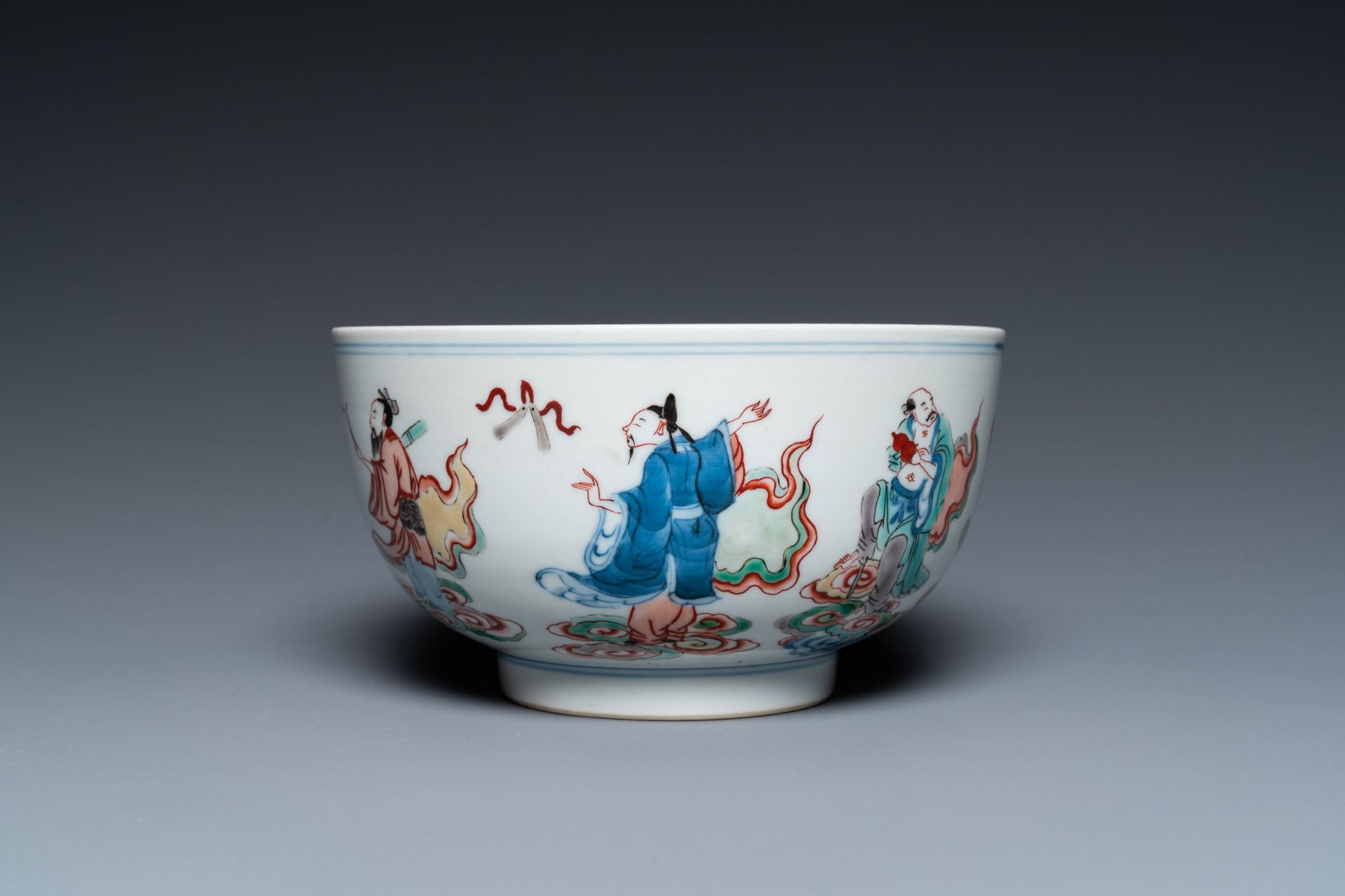 A Chinese famille verte 'immortals' bowl, Chenghua mark, 19/20th C. - Image 3 of 17