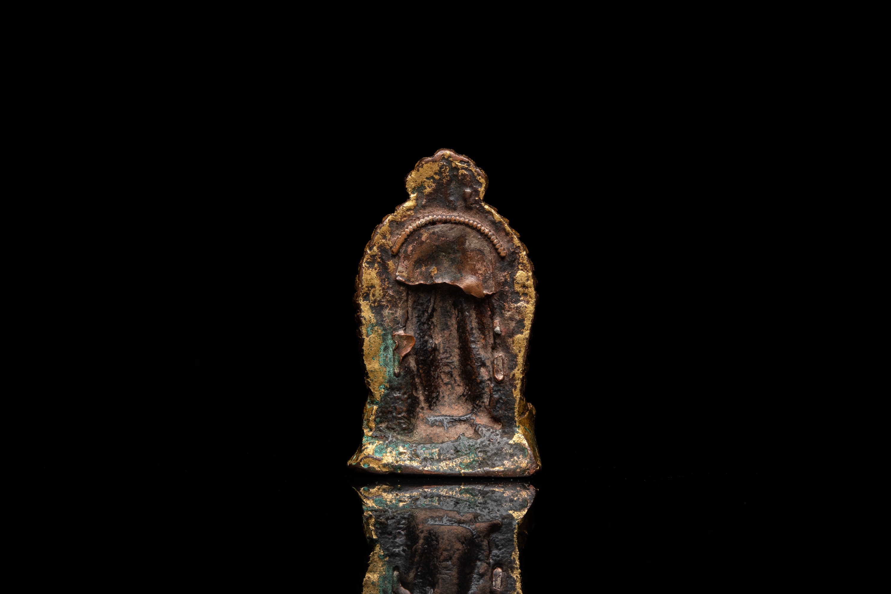 A lacquered gilt bronze miniature Buddha, Tibet or Nepal, 15/16th C. - Image 3 of 12