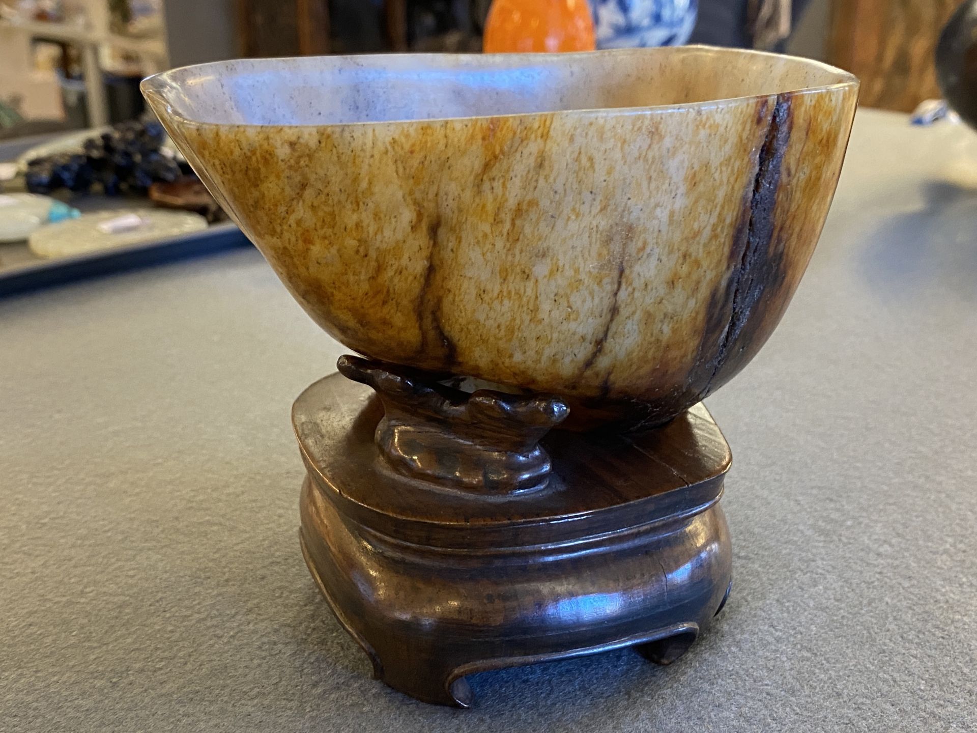 A Chinese hollowed jade libation cup on wooden stand, probably Qing - Image 15 of 25