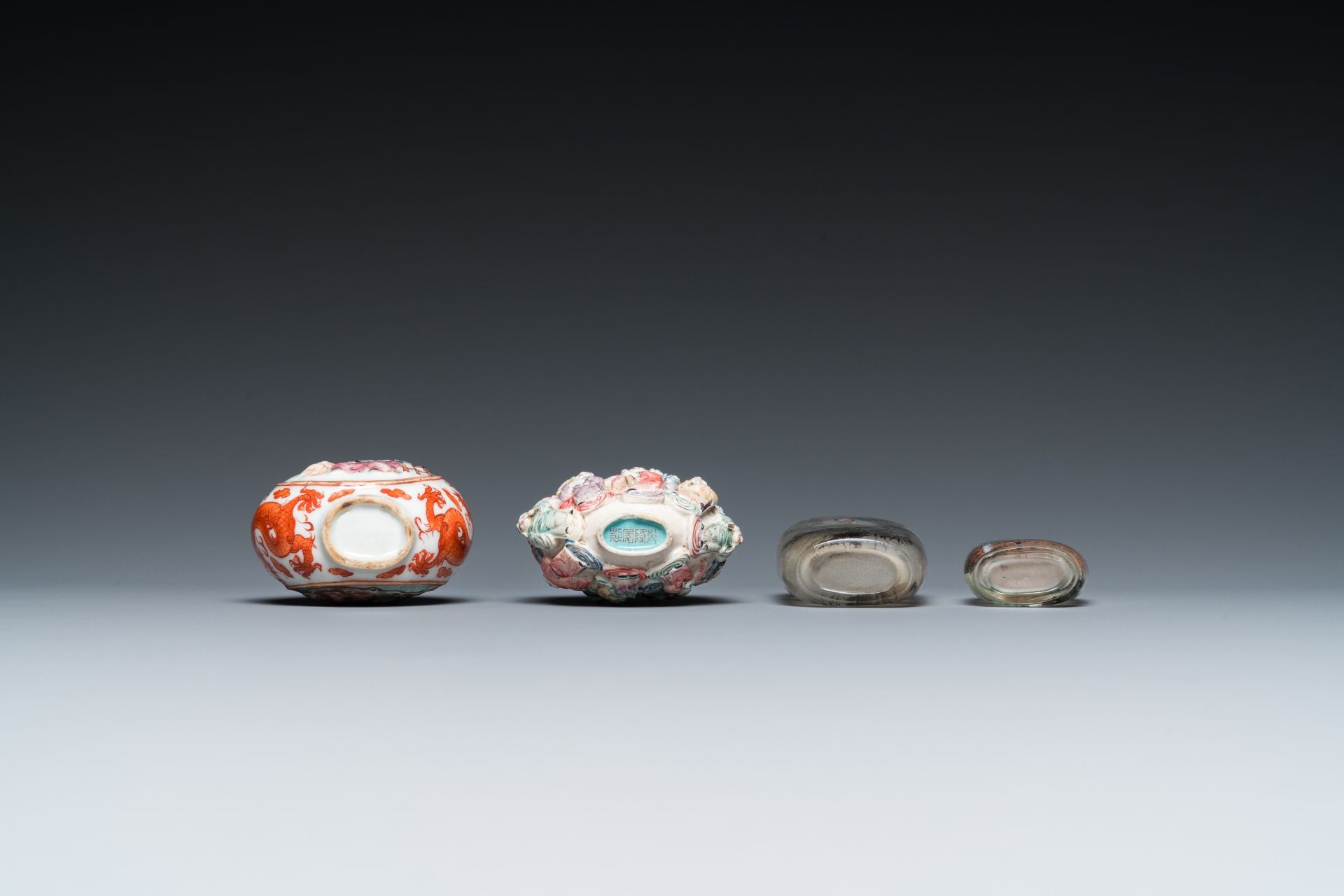 Four Chinese famille rose and inside-painted glass snuff bottles, 19/20th C. - Image 7 of 7