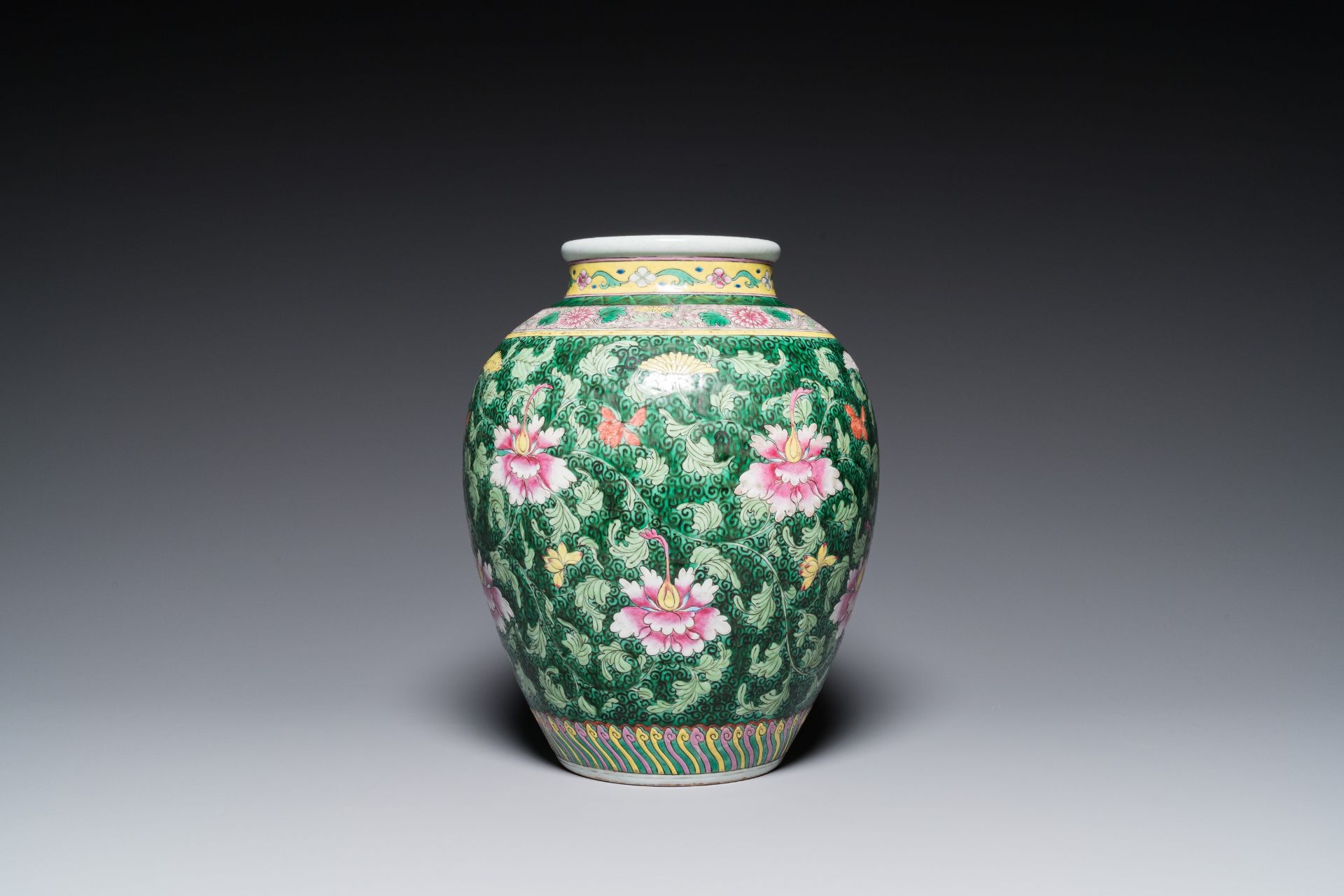 A Chinese famille rose vase with floral sprigs, 19/20th C. - Image 3 of 6