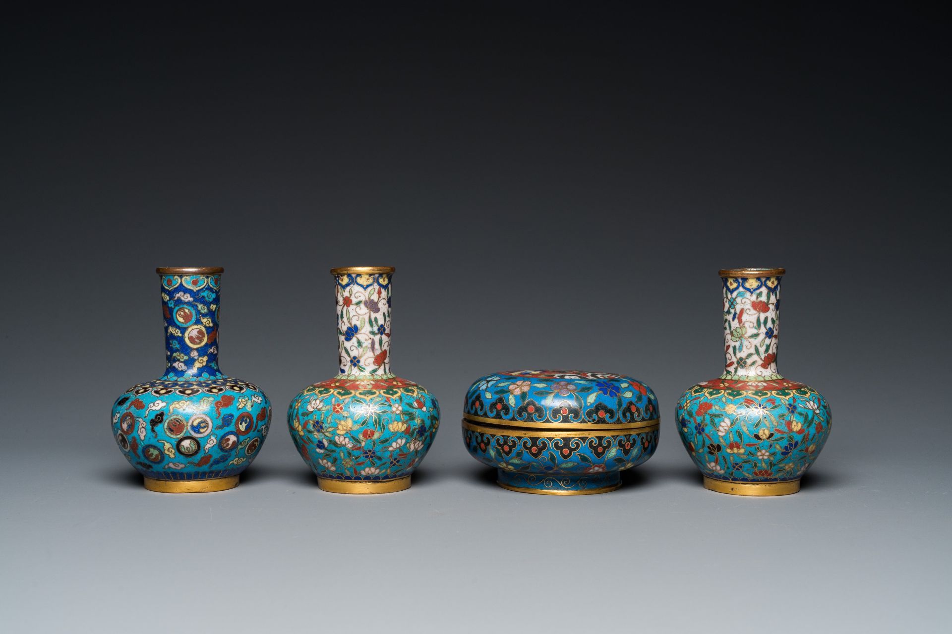 Three Chinese cloisonnŽ vases and a covered box, 19/20th C. - Image 5 of 7