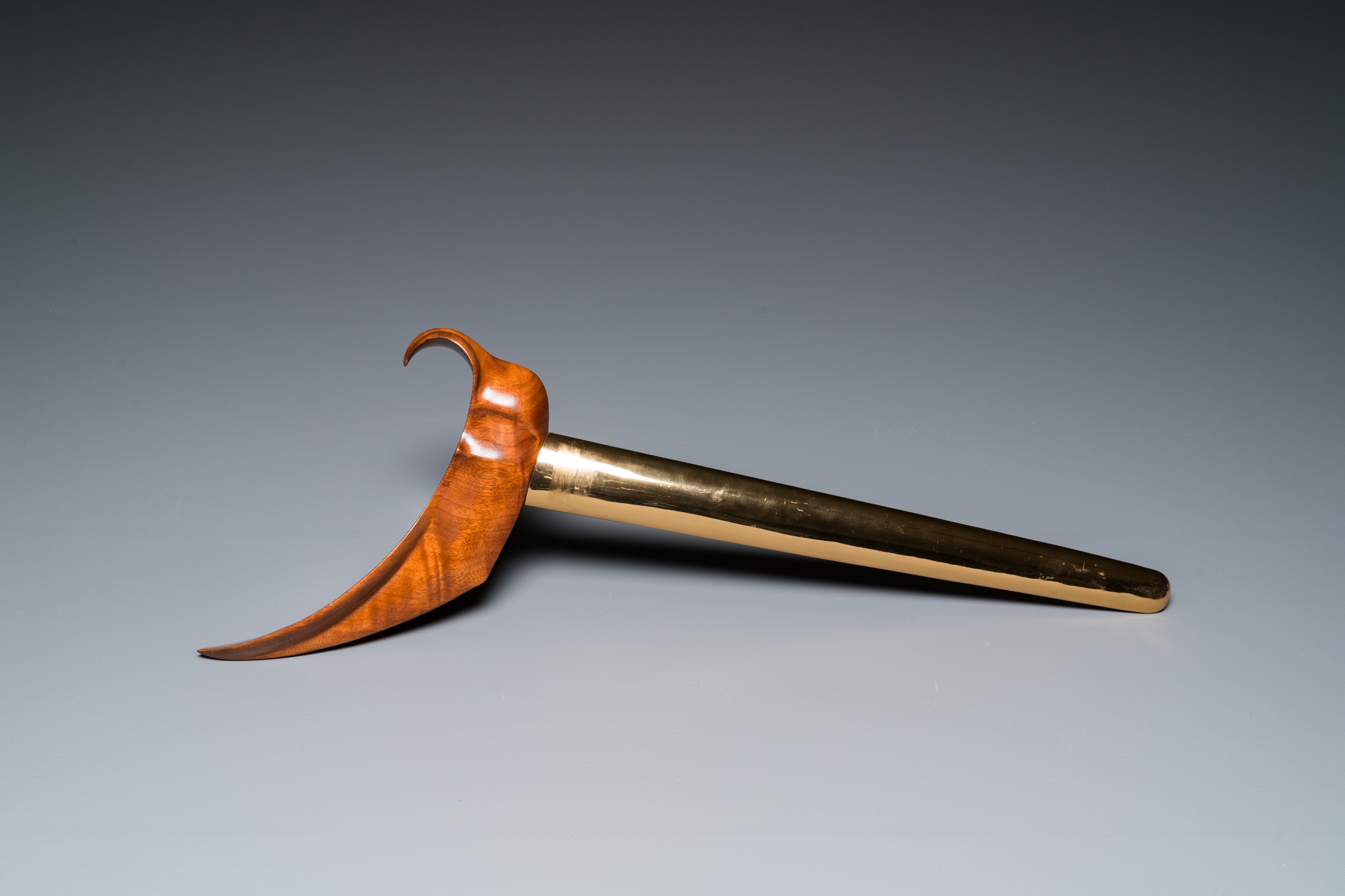 An Indonesian 'kris' or 'keris' dagger in polished Javanese wood with gold, gilt silver and precious - Image 3 of 9