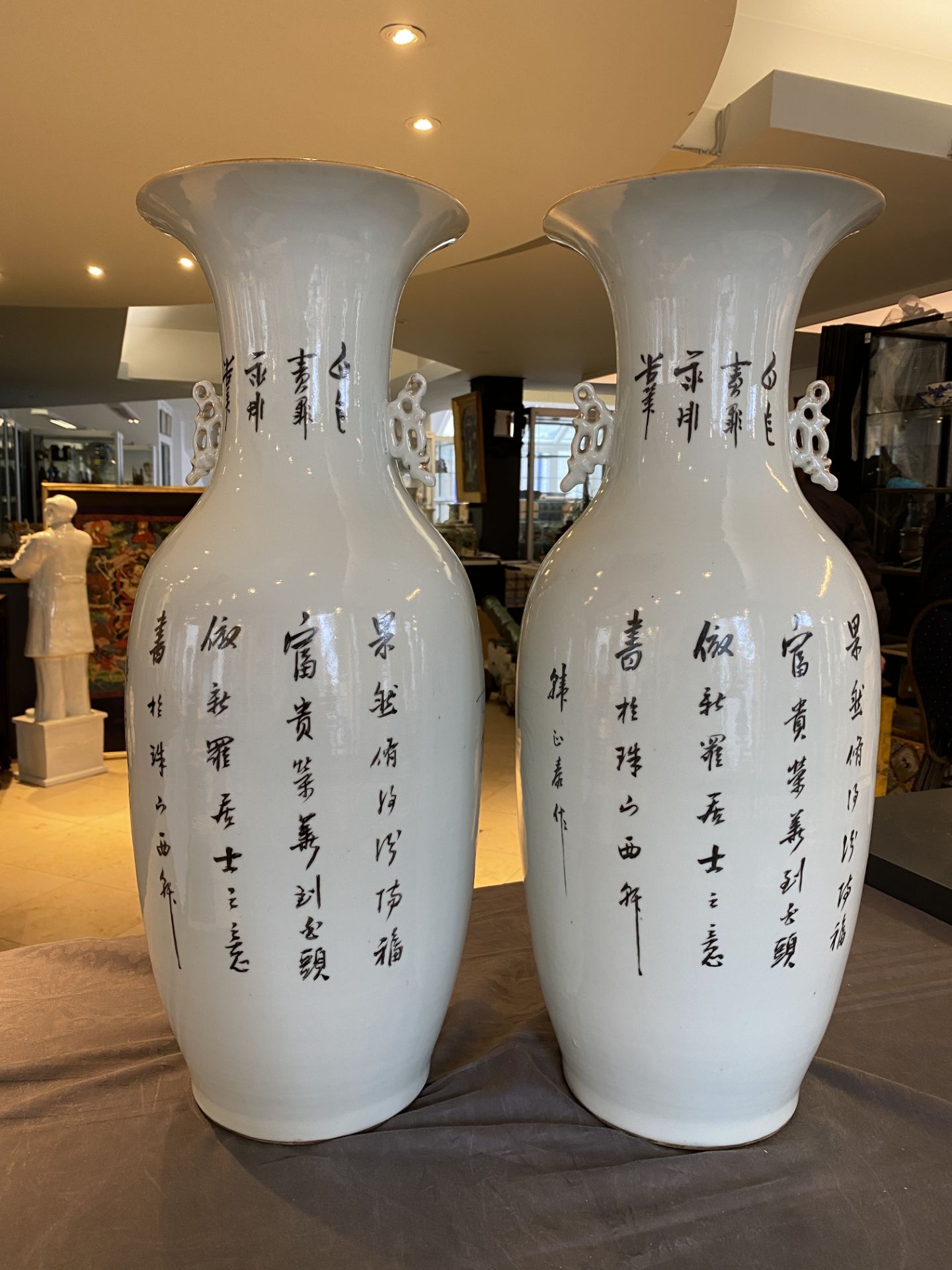 A pair of Chinese famille rose mythological subject vases, signed Han Zhengtai ___, 19/20th C. - Bild 9 aus 23