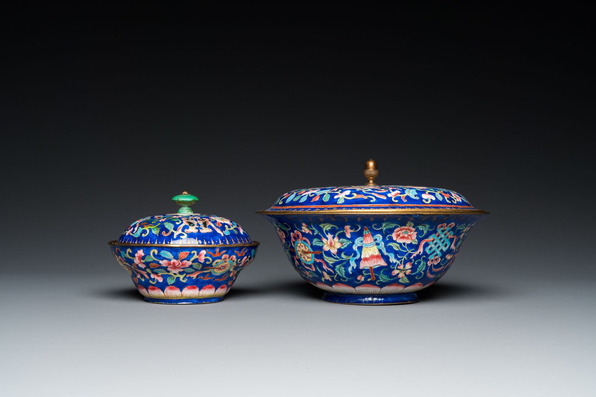 Two Chinese blue-ground Canton enamel bowls and covers, Qianlong/Jiaqing - Image 5 of 7