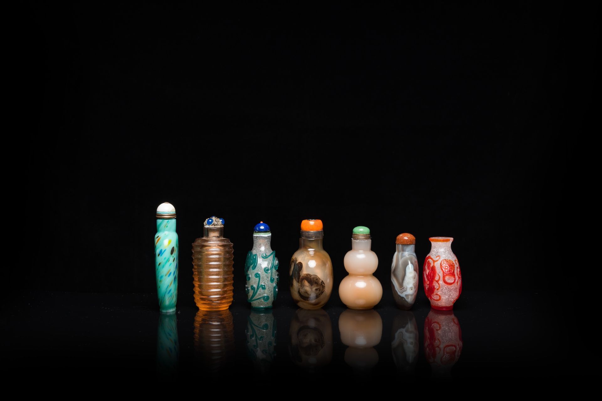 17 Chinese glass, agate and hardstone snuff bottles and a water dropper, 19/20th C. - Image 11 of 13