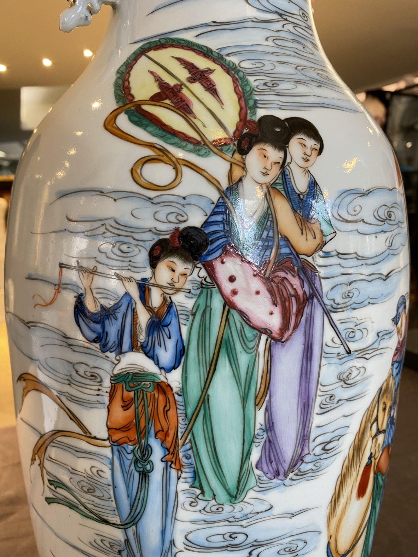 A pair of Chinese famille rose mythological subject vases, signed Han Zhengtai ___, 19/20th C. - Bild 11 aus 23