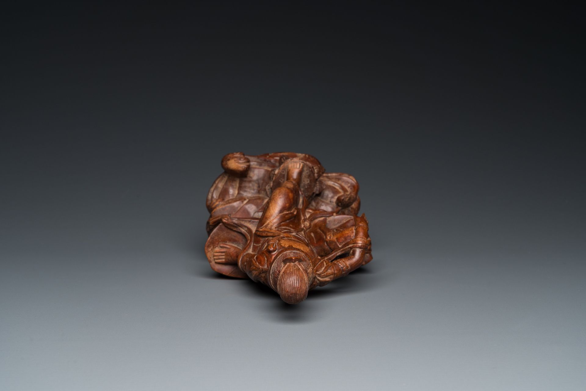 A Chinese wood sculpture of the seated Tara, 19th C. - Image 6 of 7