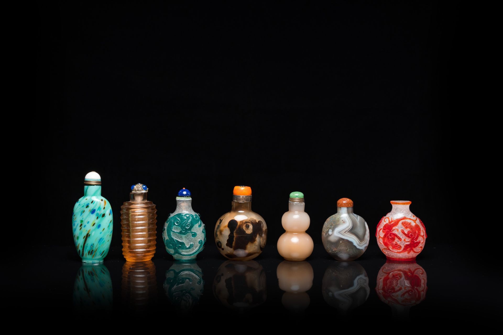 17 Chinese glass, agate and hardstone snuff bottles and a water dropper, 19/20th C. - Image 8 of 13