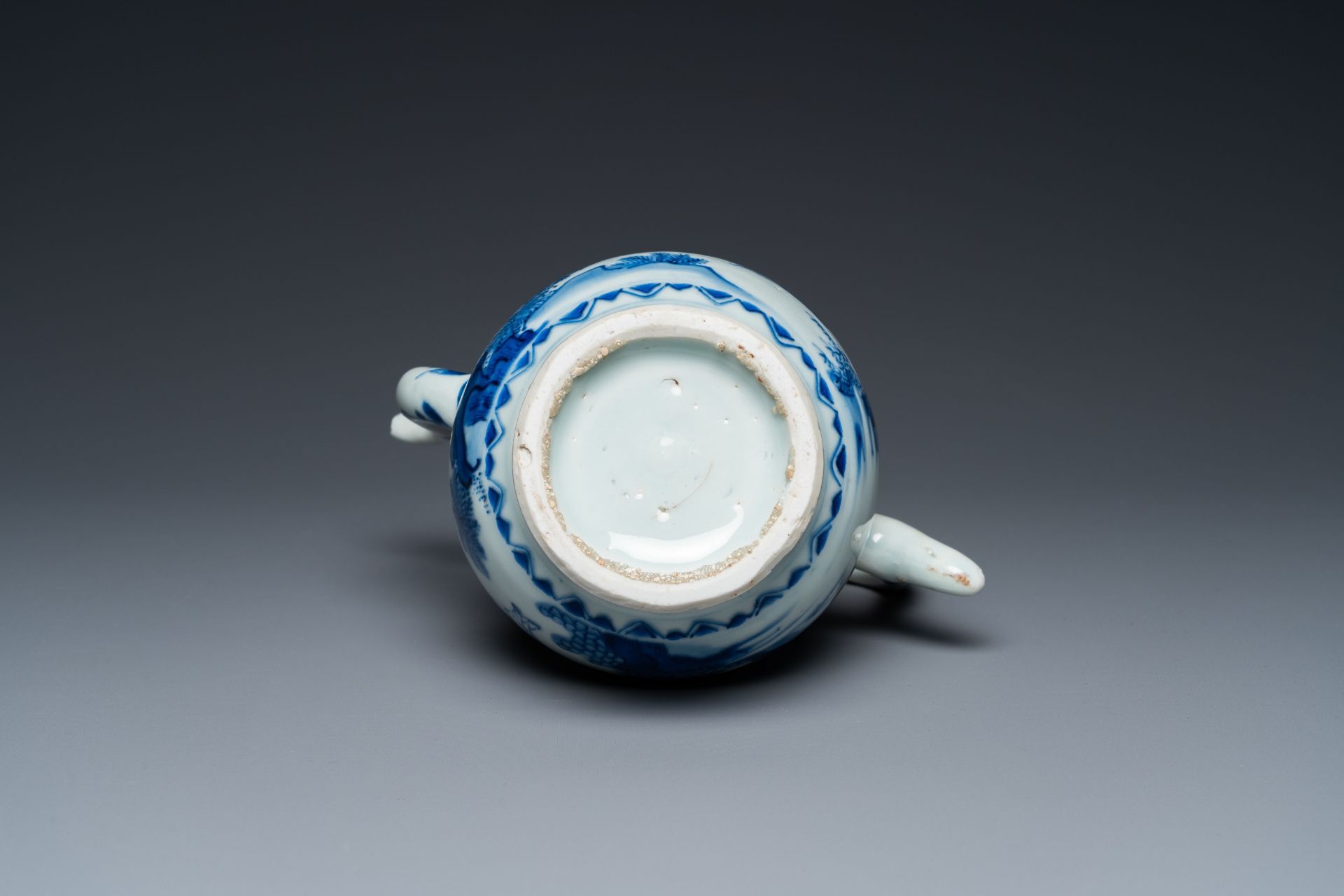 A Chinese blue and white ewer with figures in a landscape, Transitional period - Image 6 of 24