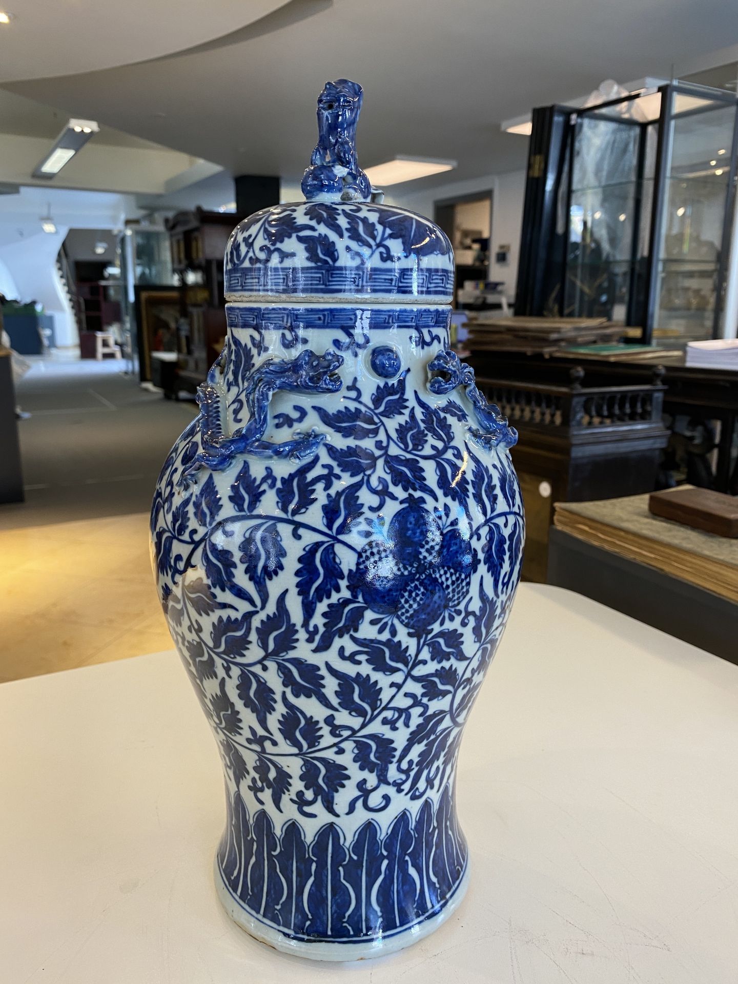 A pair of Chinese famille verte double gourd vases and a blue and white vase and cover, 19/20th C. - Image 26 of 39