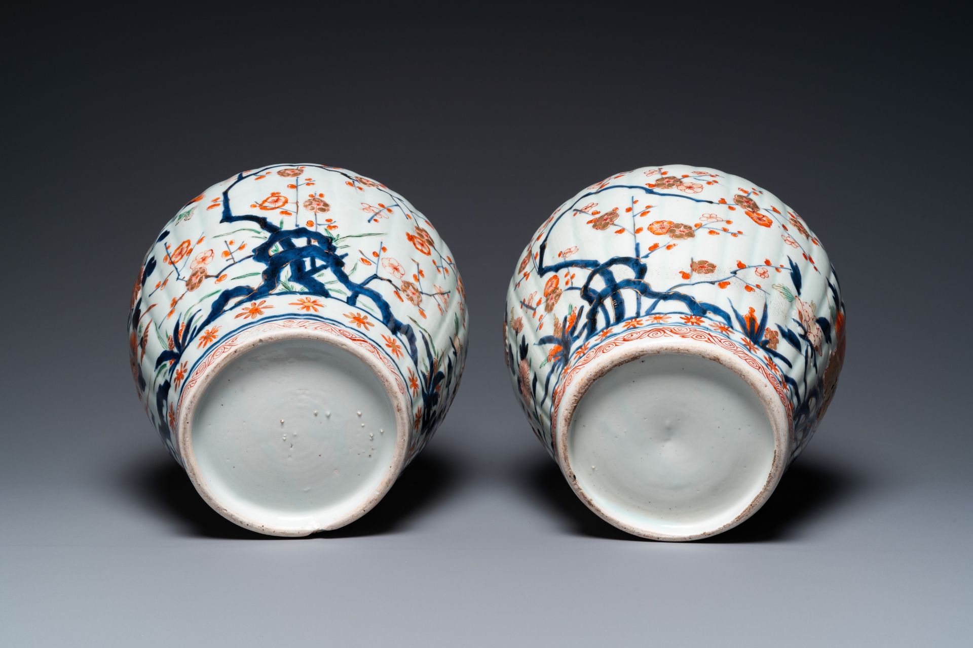 A pair of Japanese Imari vases and covers, Edo, 17/18th C. - Image 6 of 28