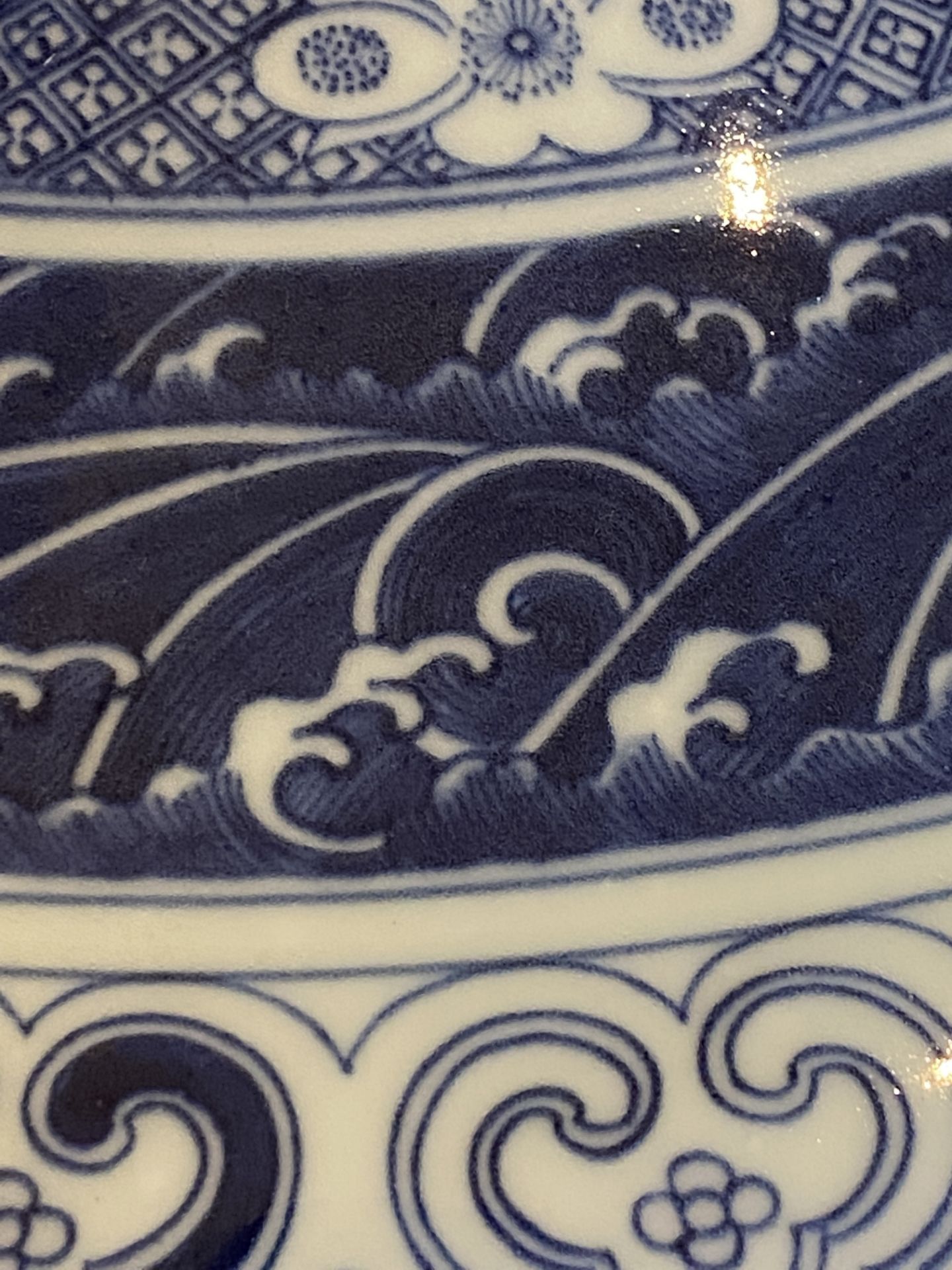 A large Chinese blue and white 'hu' vase with bajixiang design, Qianlong mark, Republic - Bild 14 aus 16