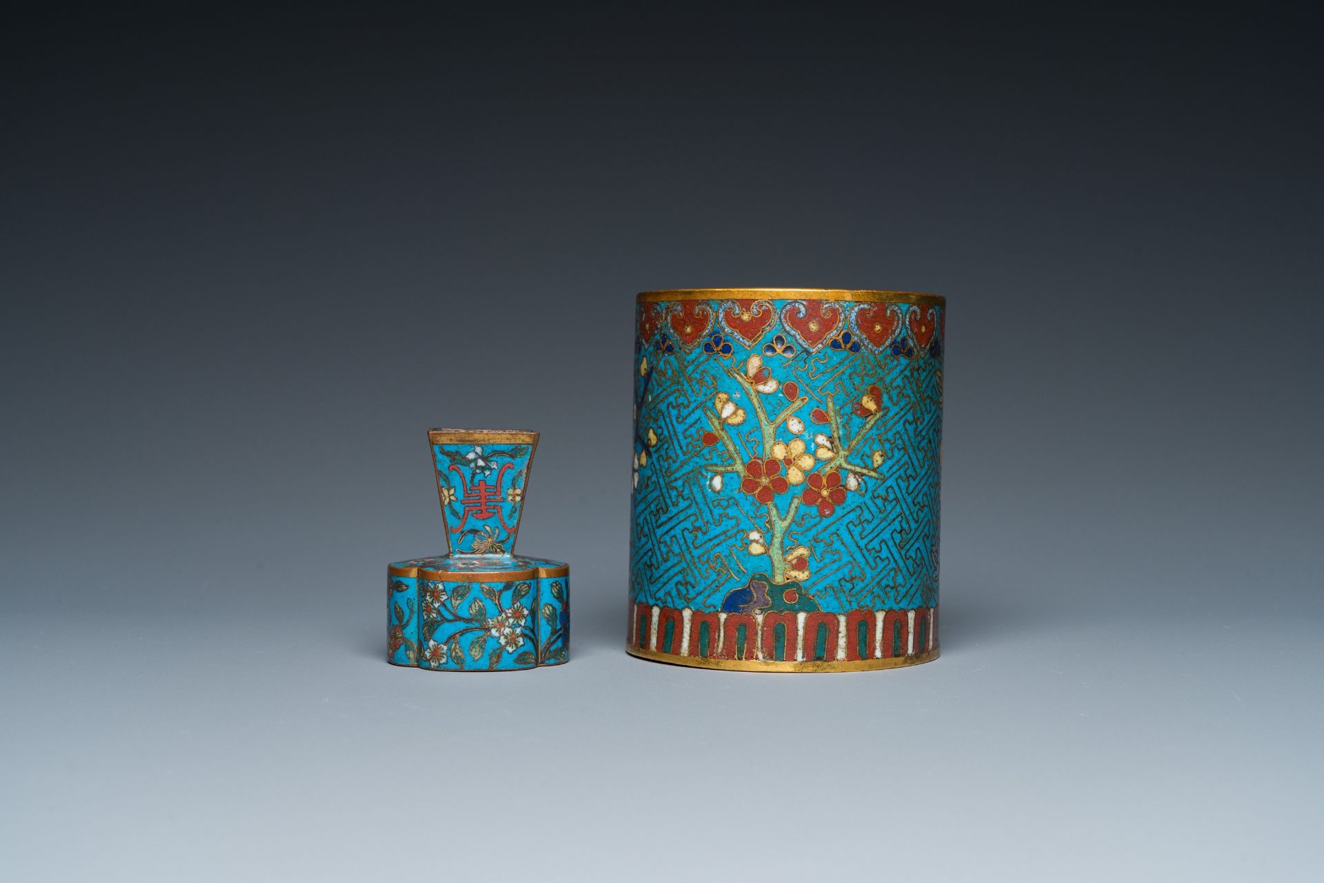 A Chinese cloisonnŽ brush pot, a small vase and a patinated copper dish, 19/20th C. - Image 7 of 9