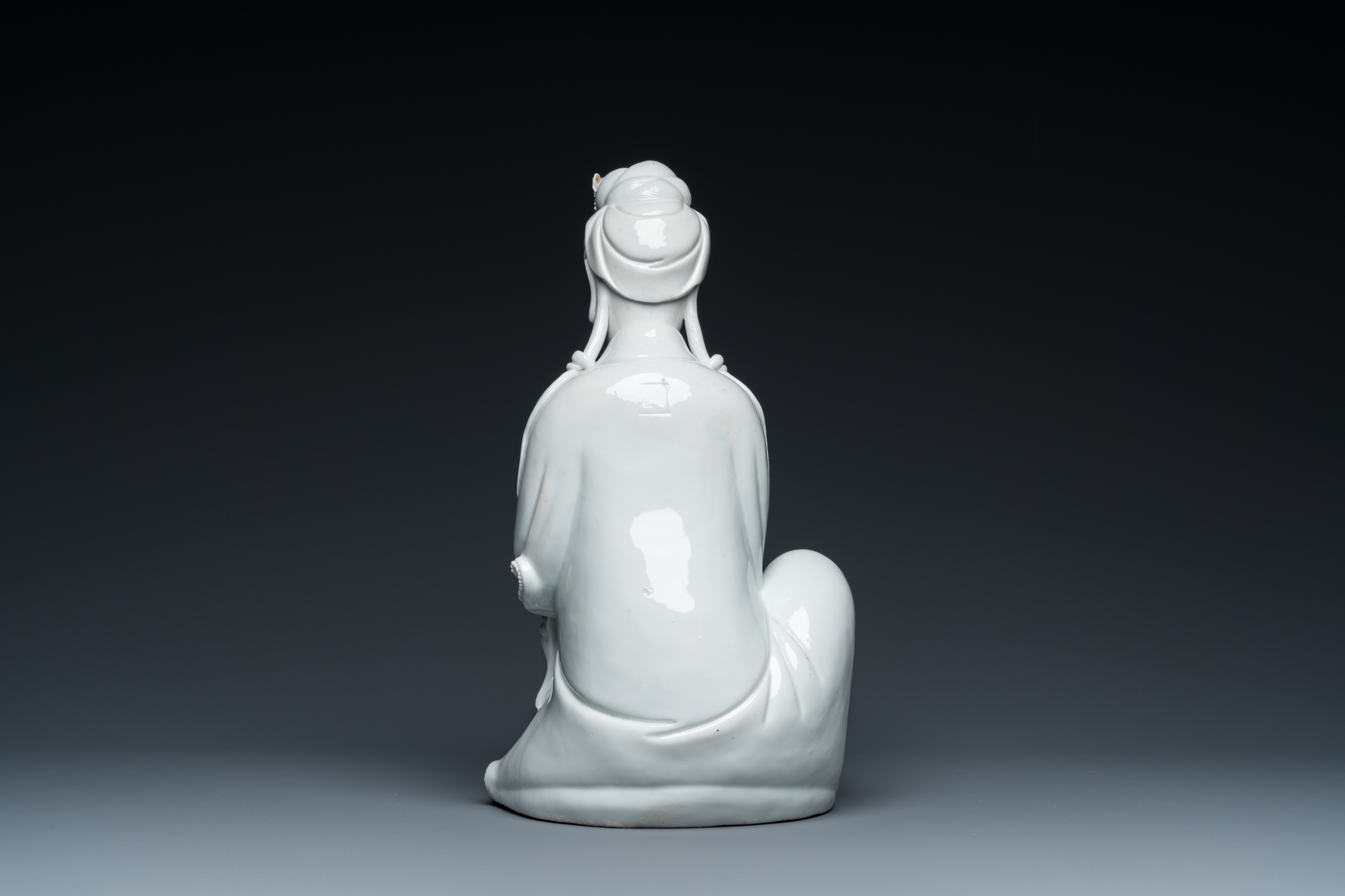 A Chinese Dehua blanc de Chine sculpture of Guanyin with a ruyi, Boji Yuren ____ mark, 19/20th C. - Image 4 of 23