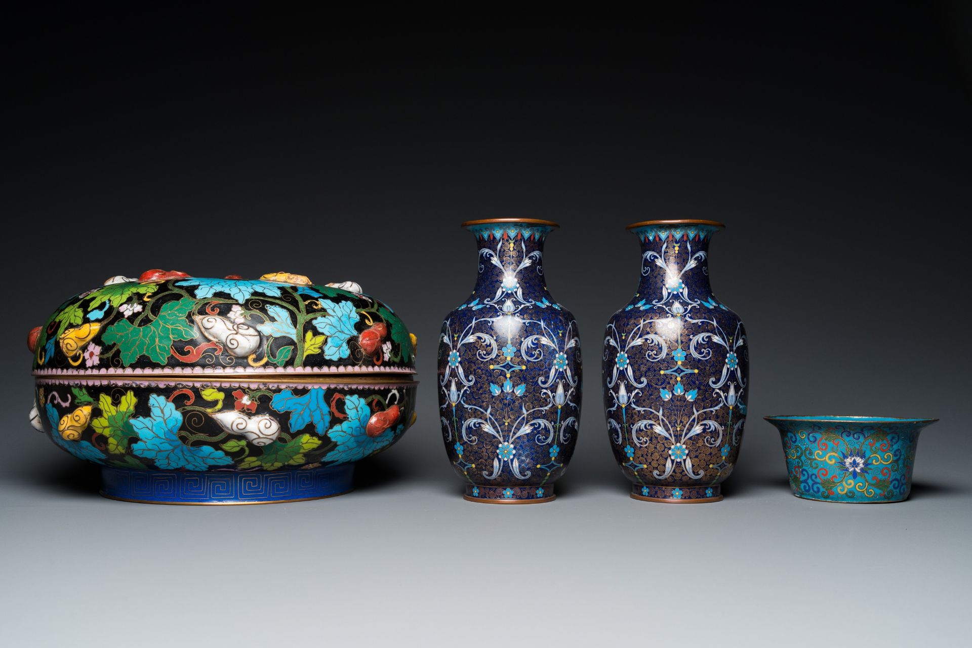 A pair of Chinese cloisonnŽ vases, a large covered box and a bowl, 19/20th C. - Image 5 of 10