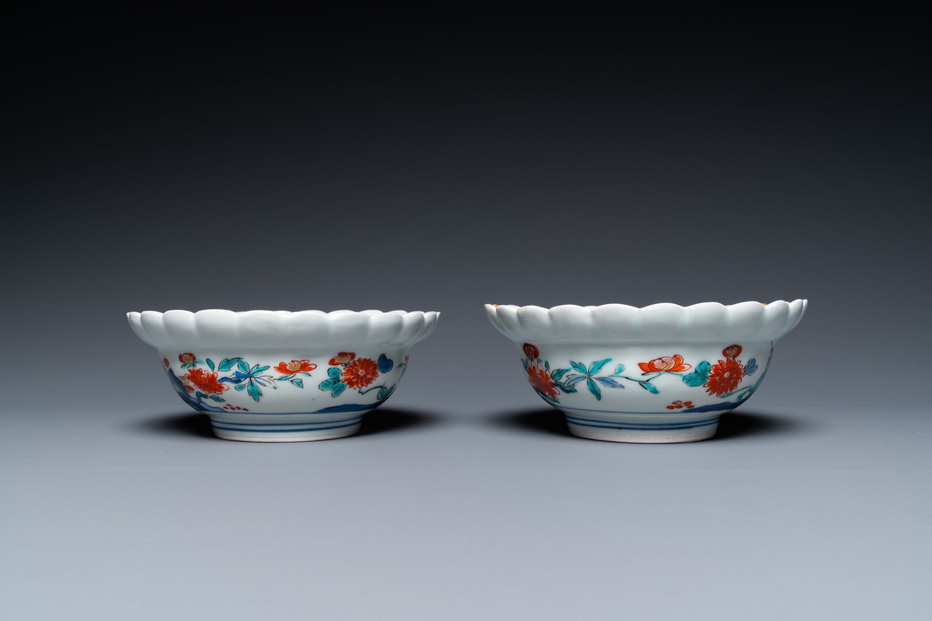 A pair of Japanese Kakiemon bowls with floral design, Edo, 17/18th C. - Image 3 of 21