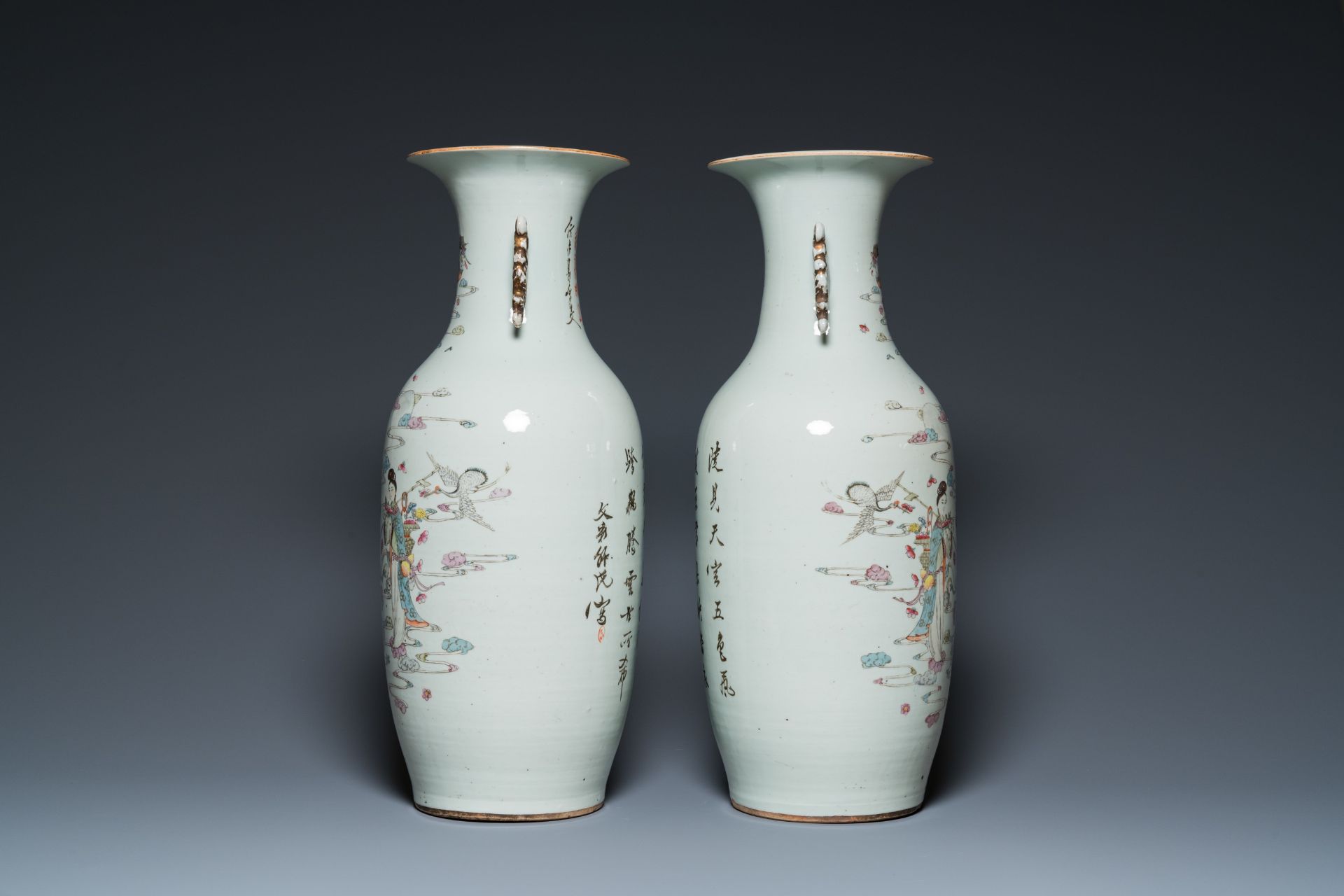 A pair of Chinese famille rose 'female immortals' vases, 19/20th C. - Bild 2 aus 6