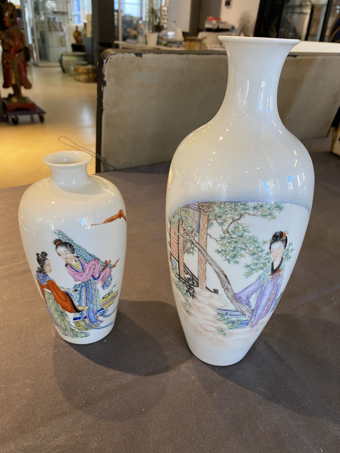 Two Chinese famille rose ÔladiesÕ vases, one with Qianlong mark, 20th C. - Bild 7 aus 23