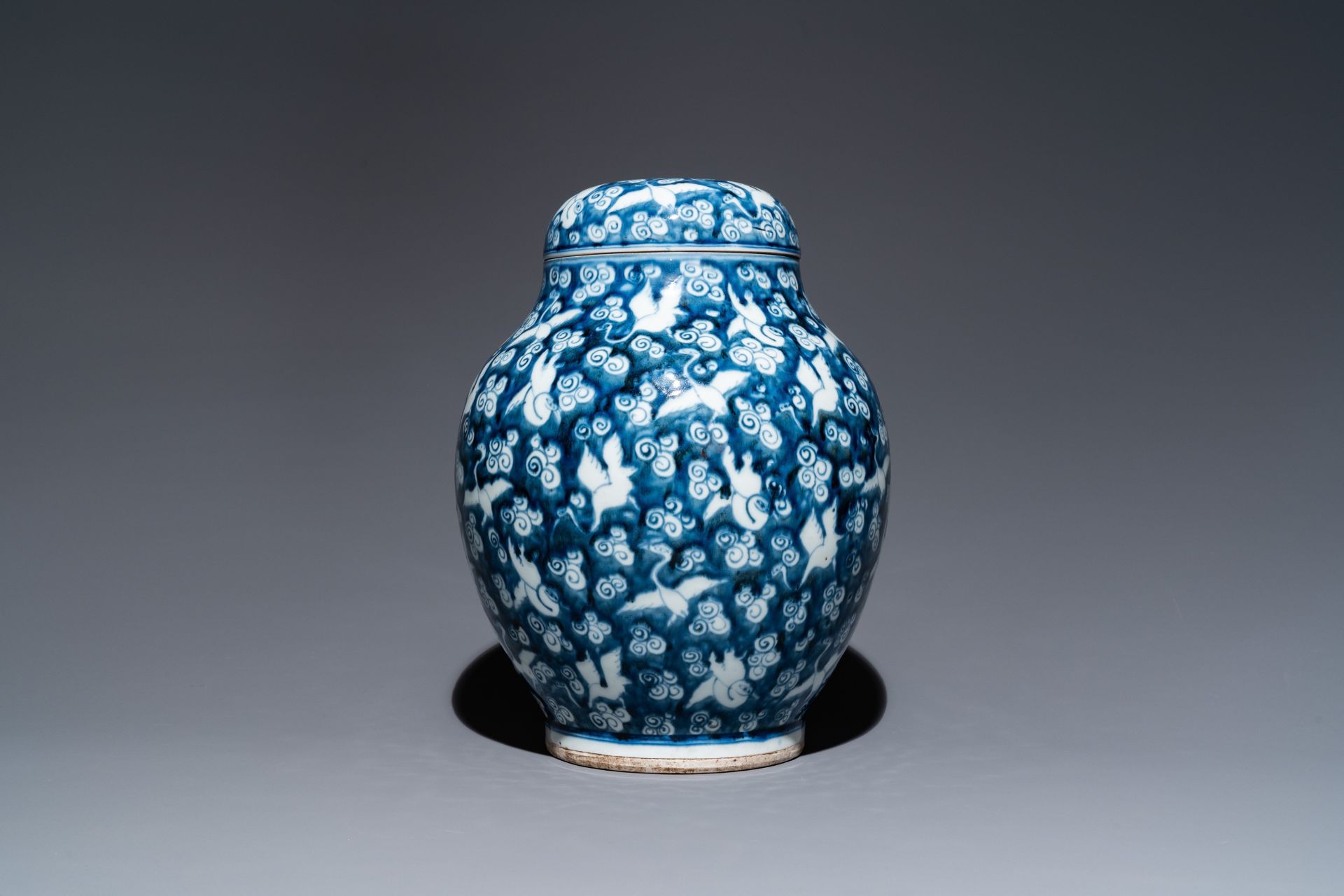 A Chinese blue and white 'cranes' jar and cover, 19/20th C. - Bild 2 aus 21